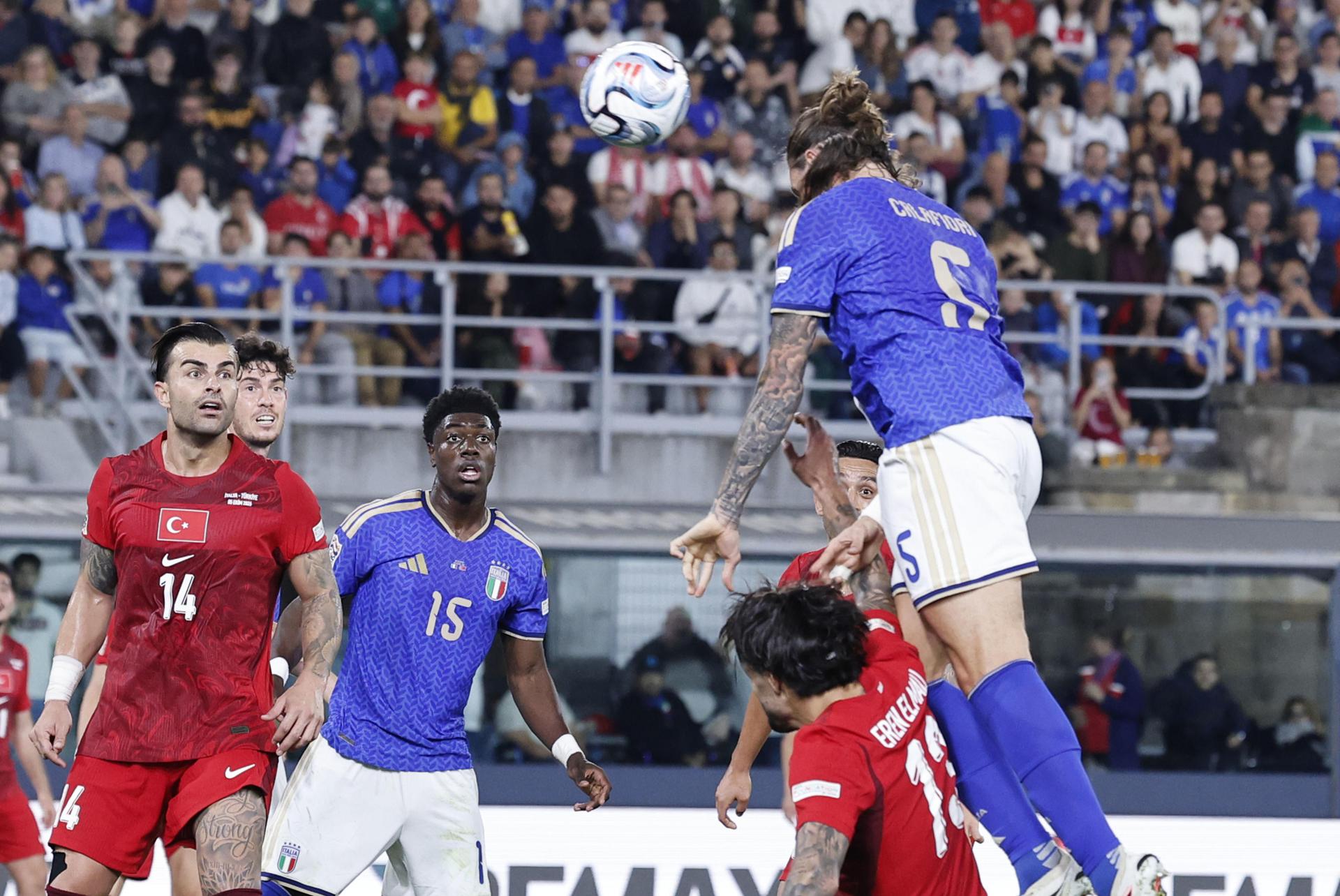 El jugador de Italia Riccardo Calafiori logra el 2-1 durante el partido de la UEFA Nations League que han jugado Italia y Turquía en el Renato Dall'Ara stadium de Bolonia, Italia. EFE/EPA/ELISABETTA BARACCHI
