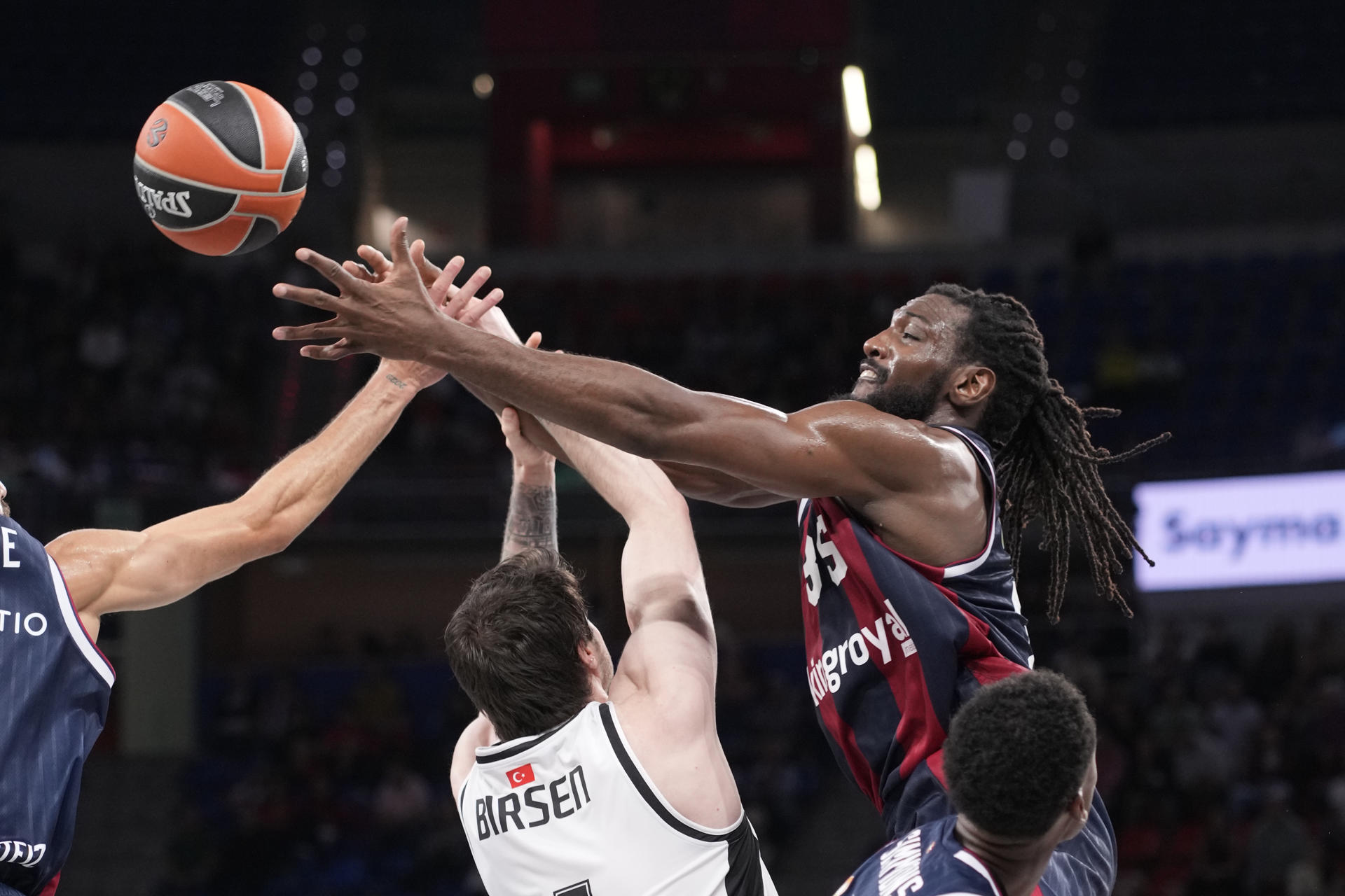 El jugador del Besiktas Metecan Birsen (i) ante Kenneth Faried, del Baskonia, durante un encuentro correspondiente a la Euroliga entre el Baskonia y el Besiktas jugado esta noche en el Fernando Buesa Arena de Vitoria. EFE/ Adrián Ruiz Hierro