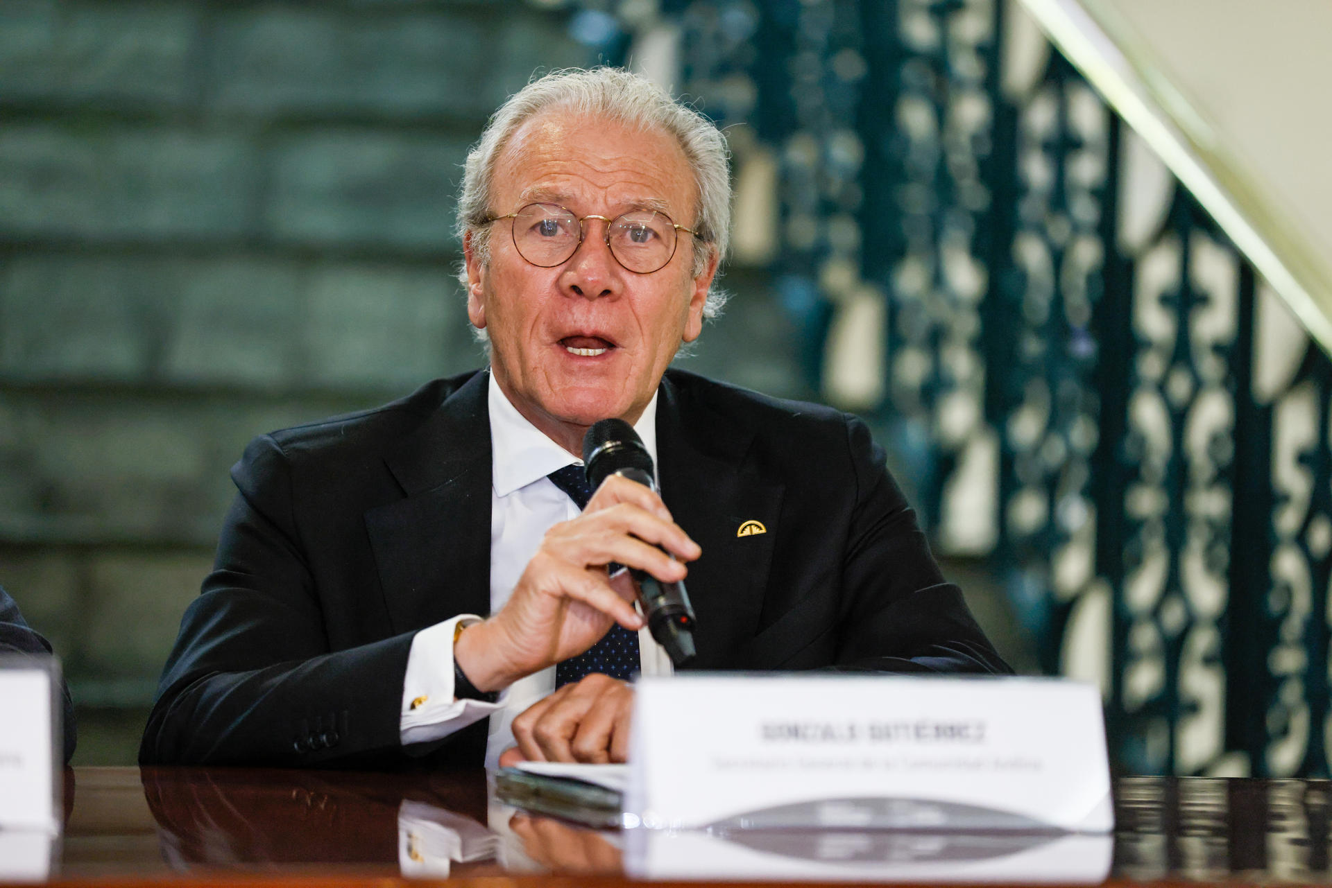 Fotografía de archivo en la que se captó al secretario de la Comunidad Andina de Naciones (CAN), Gonzalo Gutiérrez, durante una rueda de prensa, en Quito (Ecuador). EFE/José Jácome