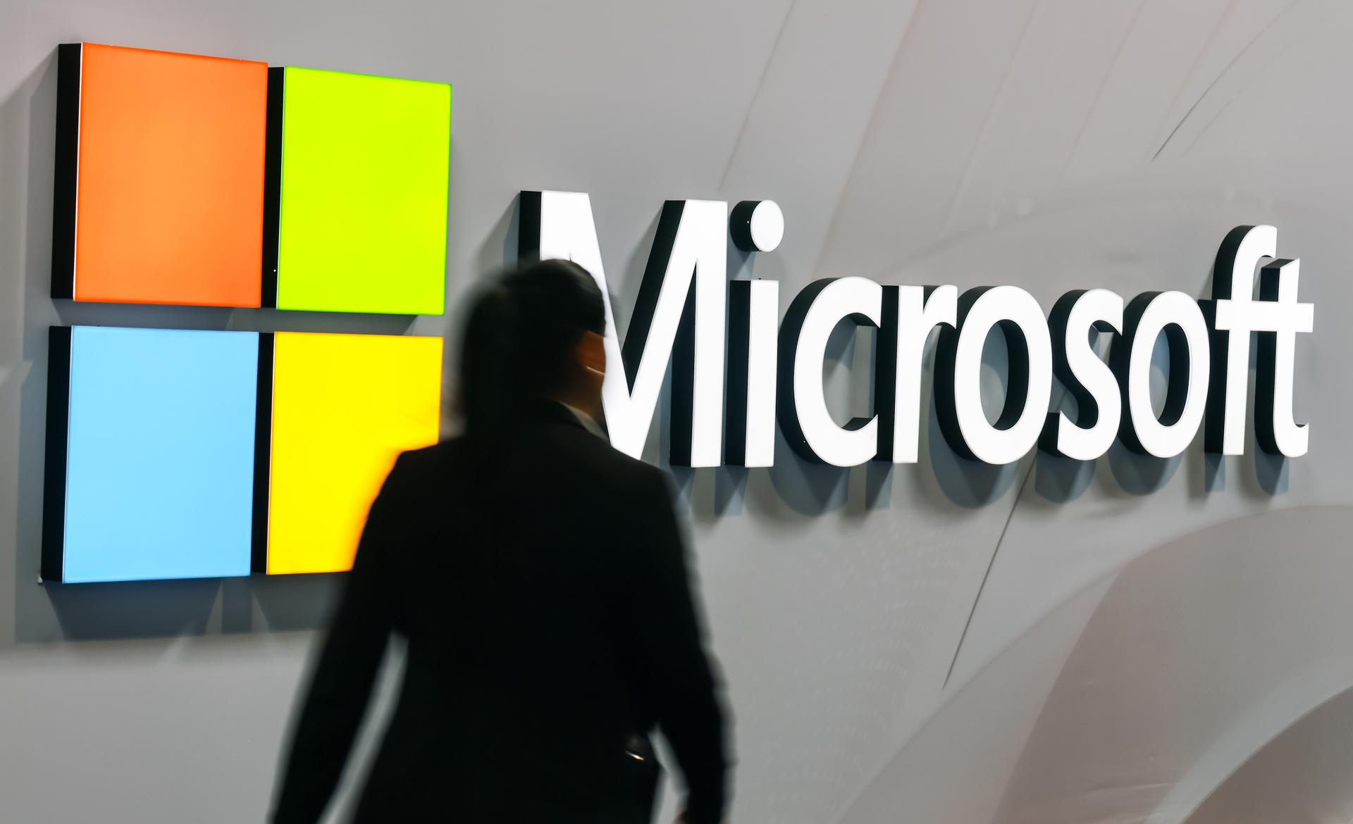 Microsoft consideró este jueves que México tiene una oportunidad para seguir creciendo mediante la inteligencia artificial (IA), cuya adopción supera los promedios mundial y latinoamericano, aunque aprovecharla requiere transformar procesos, fortalecer el talento y proteger los datos. Imagend e archivo. EFE/EPA/HANNIBAL HANSCHKE