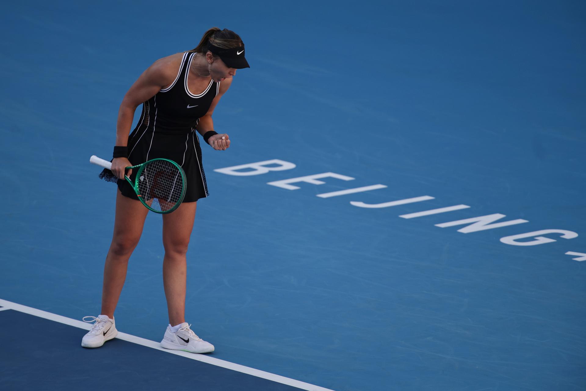 La española Paula Badosa reacciona durante el partido ante la australiana Daria Kasatkina, este jueves en el Abierto de China. EFE/EPA/ANDRES MARTINEZ CASARES