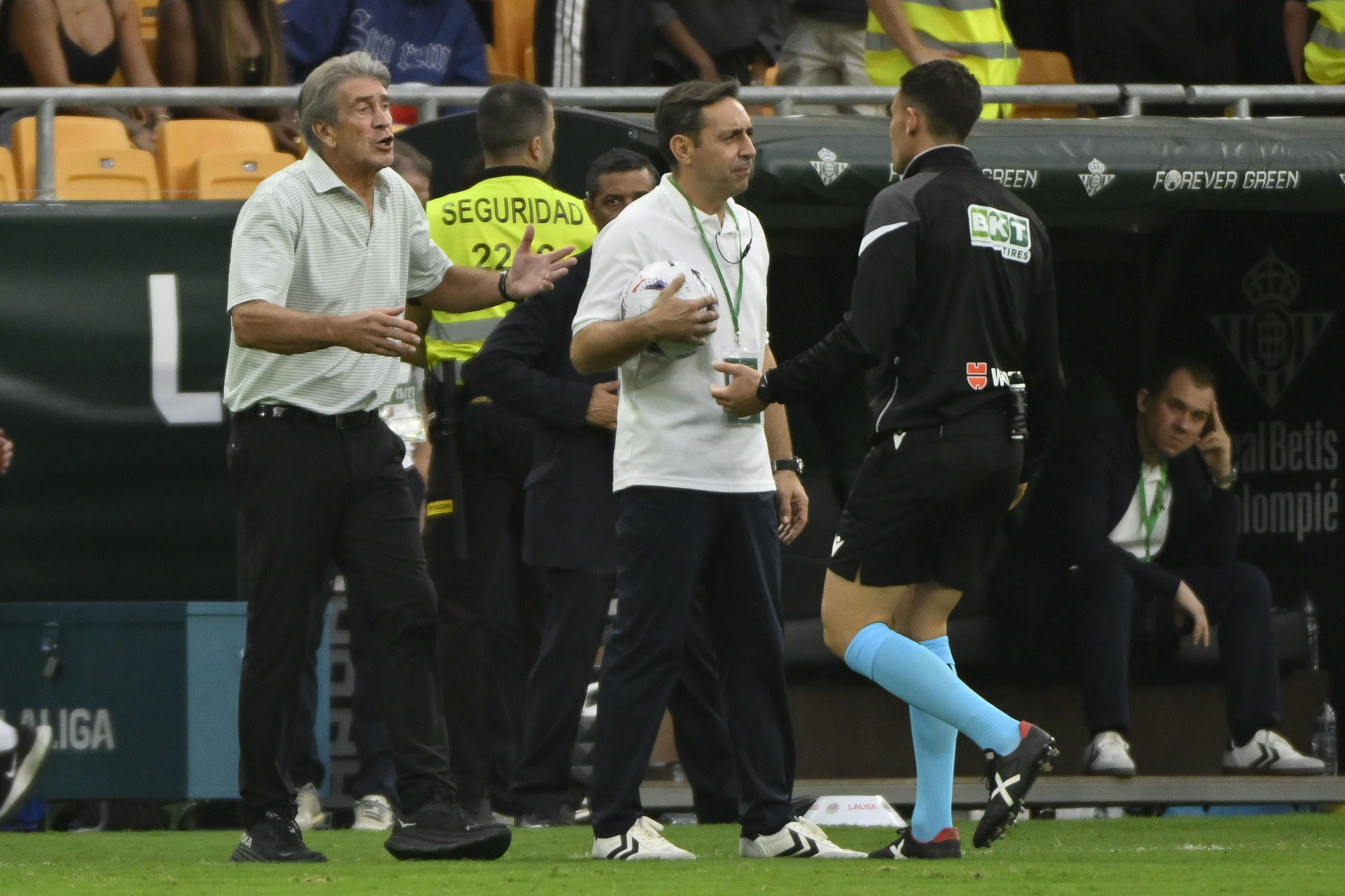 El entrenador del Betis Manuel Pellegrini (i) durante el partido de la jornada 9 de LaLiga entre Real Betis y FC Barcelona, en el estadio de La Cartuja, en Sevilla.- EFE/ Raúl Caro