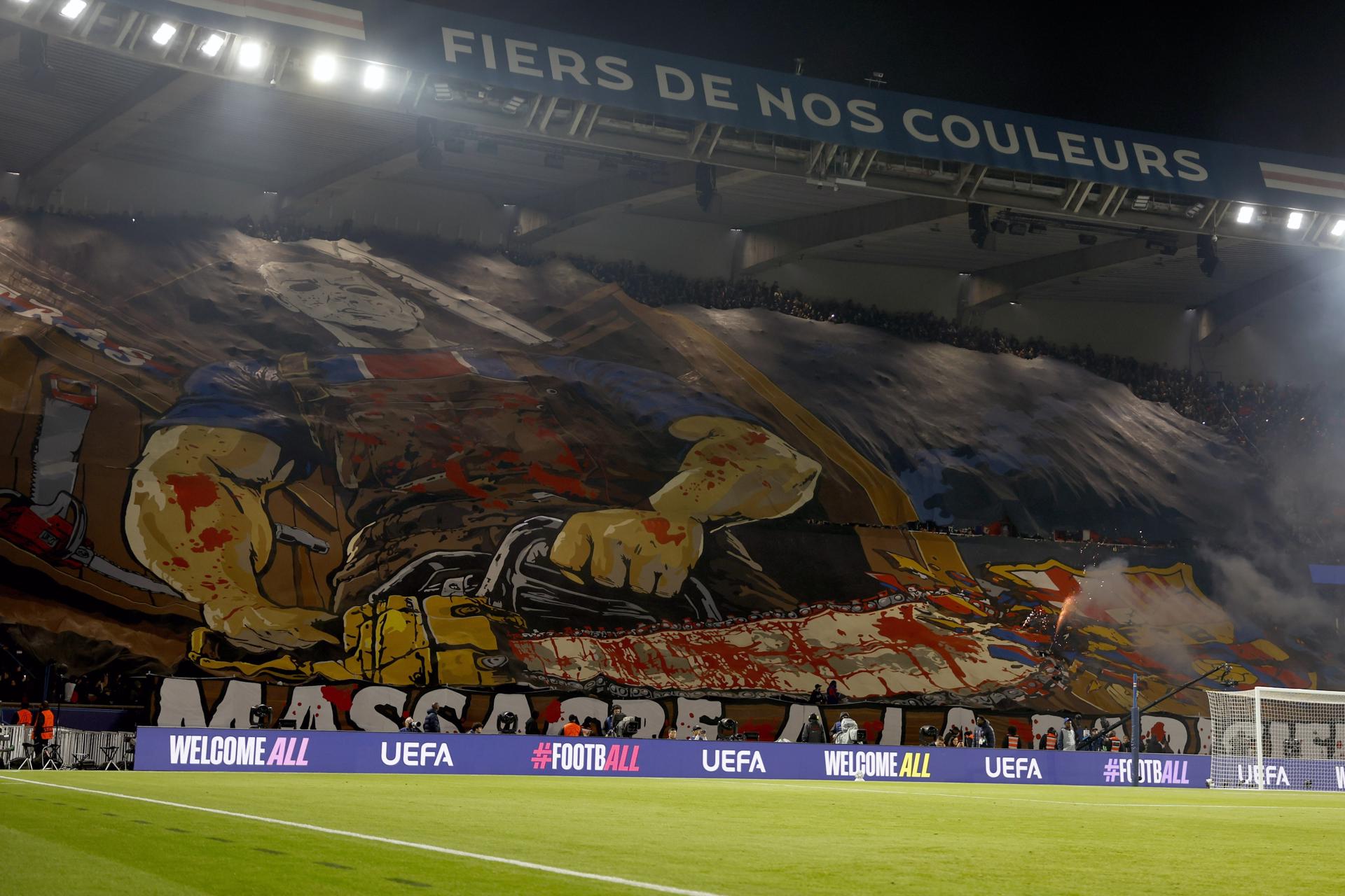 Aficionados del PSG despliegan la pancarta que ha denunciado el Barcelona ante la UEFA. EFE/EPA/MOHAMMED BADRA
