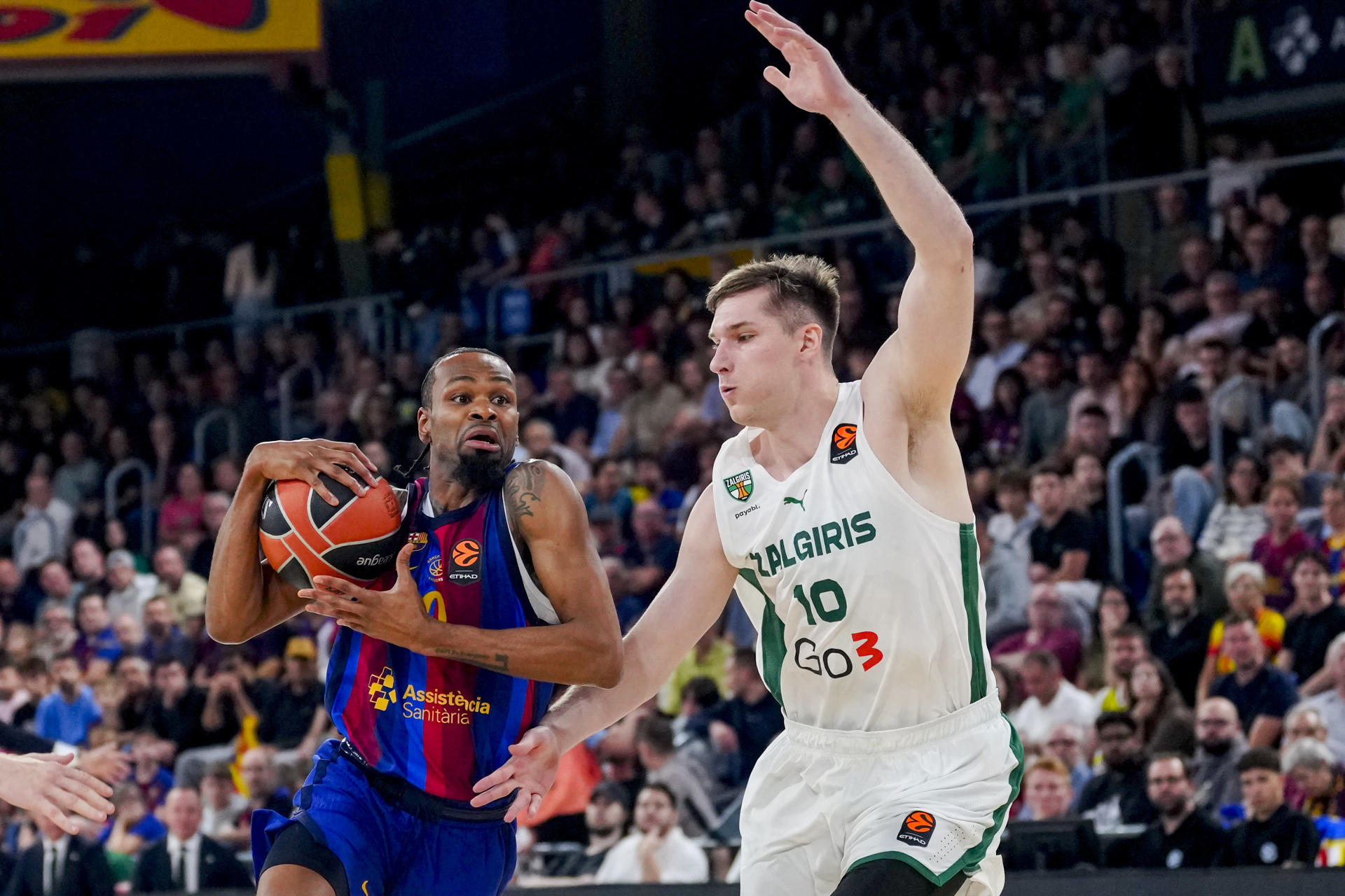 El escolta del Barça Kevin Punter (i) juega un balón ante Azoulas Tubelis, del Zalgiris, durante el partido de la Euroliga de baloncesto que Barcelona y Zalgiris Kaunas disputan este viernes en el Palau Blaugrana. EFE/Alejandro García