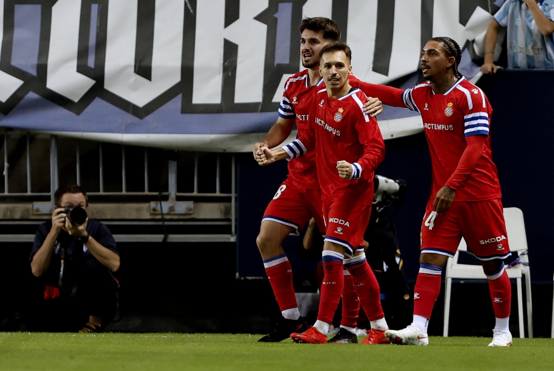 El delantero del Espanyol Bryan Zaragoza (c) celebra tras marcar el 0-1, durante el partido de LaLiga de fútbol que Málaga CF y RCD Espanyol disputan en el estadio de La Rosaleda. EFE/Jorge Zapata