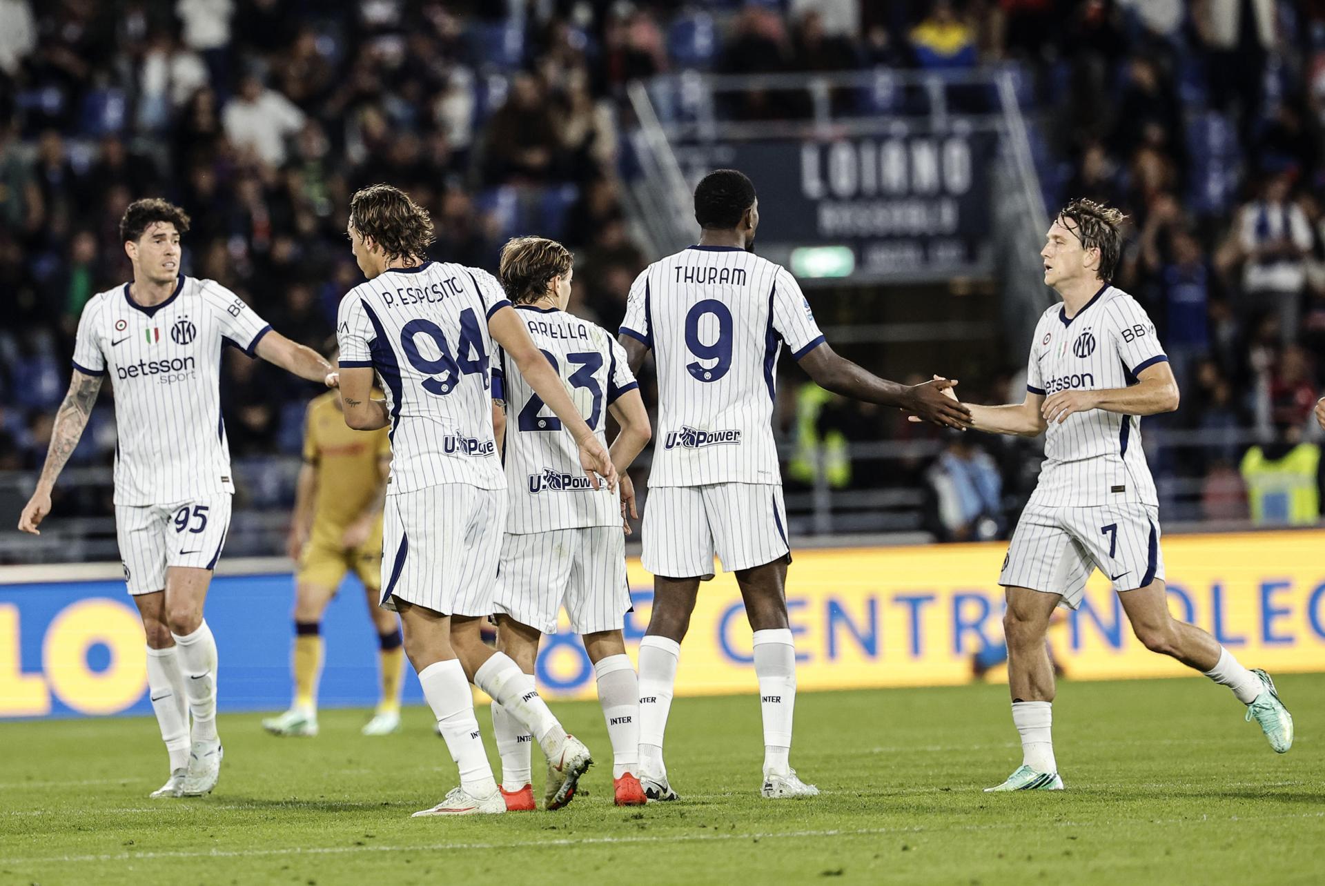 El jugador del Inter Marcus Thuram celebra un gol durante el partido de la Serie A que han jugado Bologna FC y FC Inter en el Renato Dall'Ara stadium de Bolonia, Italia. EFE/EPA/SERENA CAMPANINI