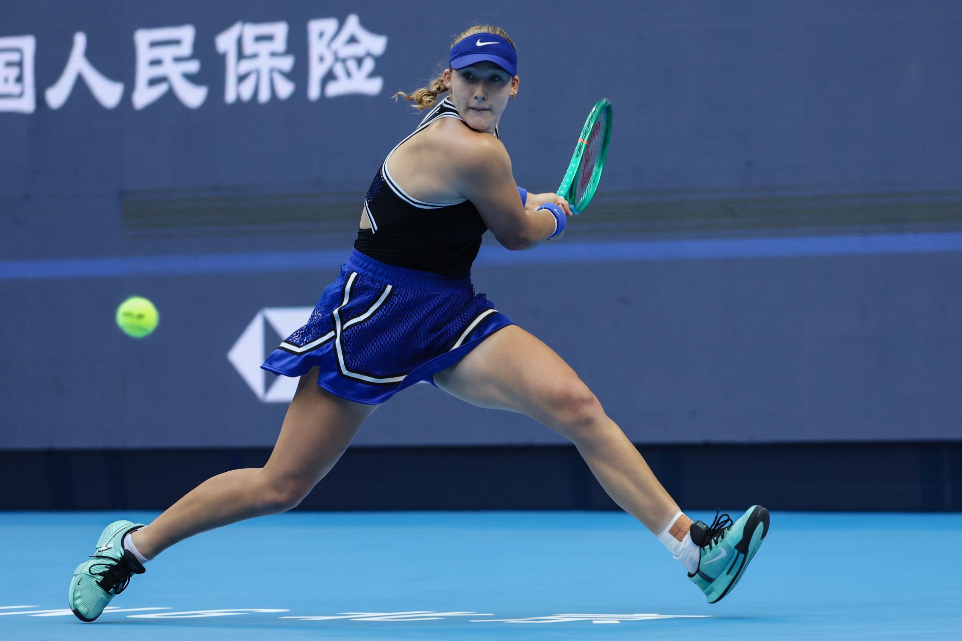 La tenista rusa Mirra Andreeva, durante el partido de semifinales del Abierto de China contra la checa Nikola Bartunkova. EFE/ WU HAO