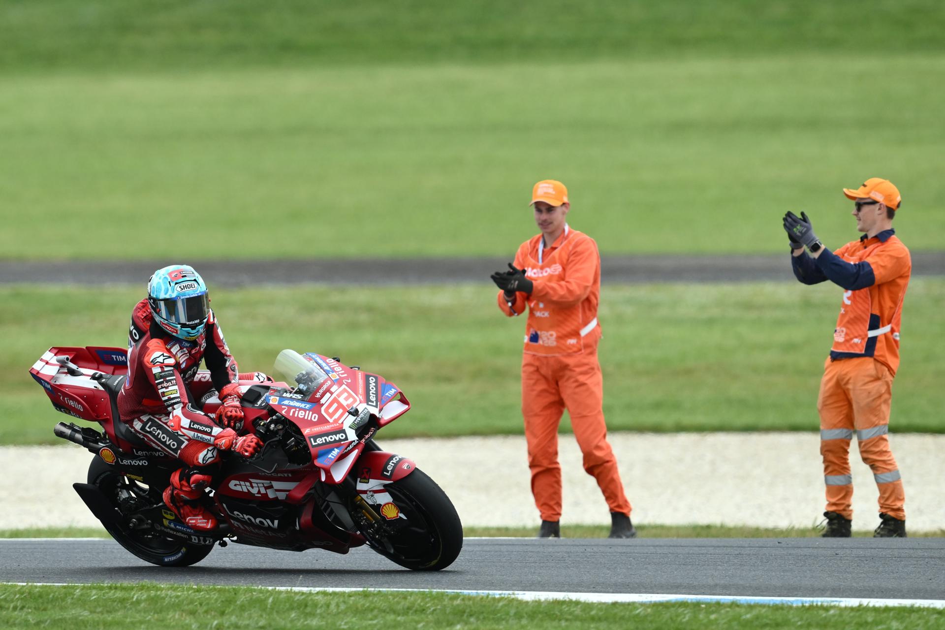 El español Marc Márquez, del equipo Ducati Lenovo, celebra su victoria en la Carrera Sprint de MotoGP del Gran Premio de Australia de Motociclismo de 2026 en el Circuito de Phillip Island, Victoria (Australia). EFE/JOEL CARRETT/PROHIBIDO SU USO EN AUSTRALIA Y NUEVA ZELANDA/SOLO USO EDITORIAL