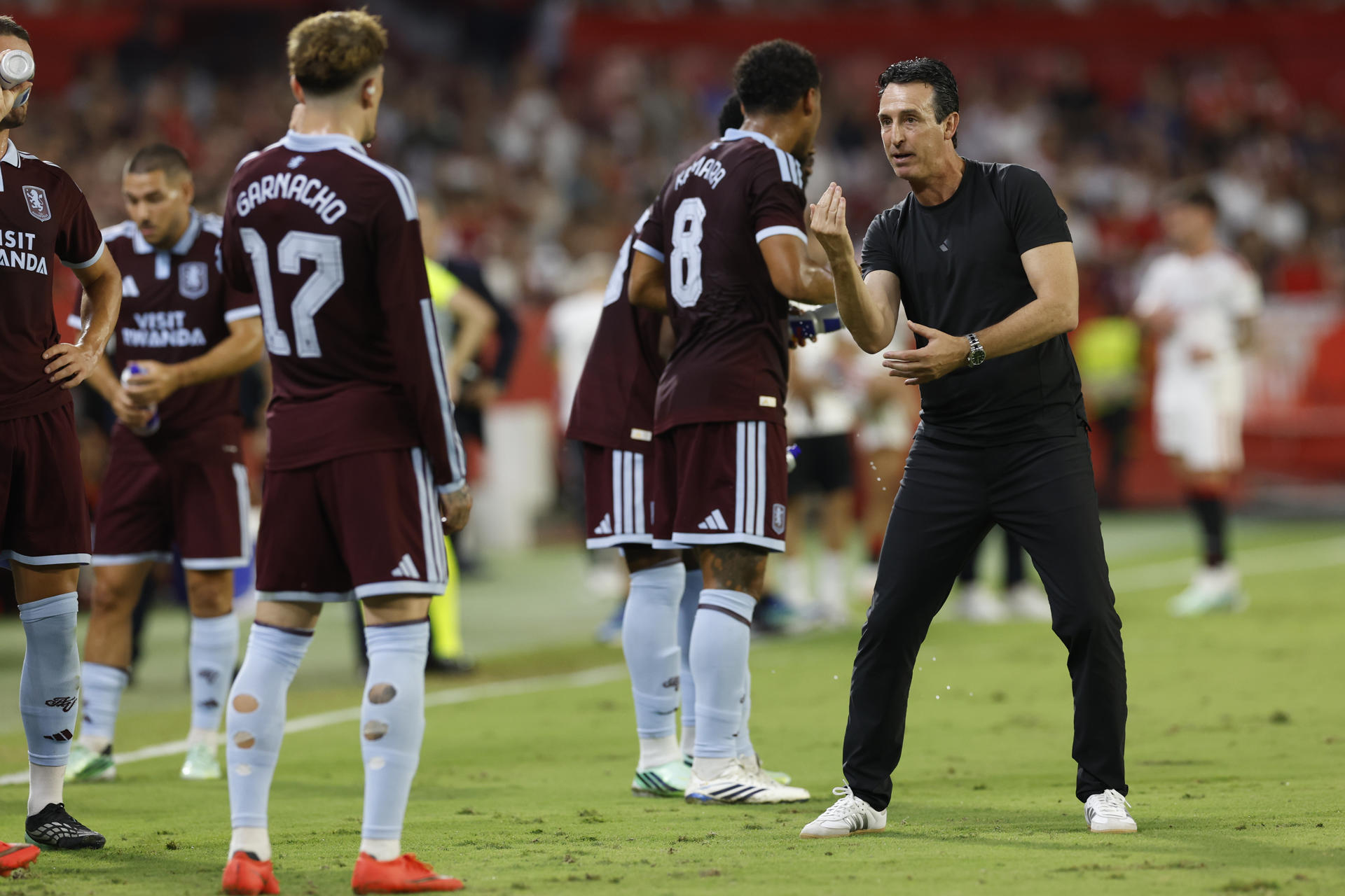 El técnico español del Aston Villa, Unai Emery, durante el encuentro amistoso, XV Trofeo Antonio Puerta, que disputan este viernes Sevilla y Aston Villa en el estadio Sánchez Pizjuán, en Sevilla. EFE / Julio Muñoz.
