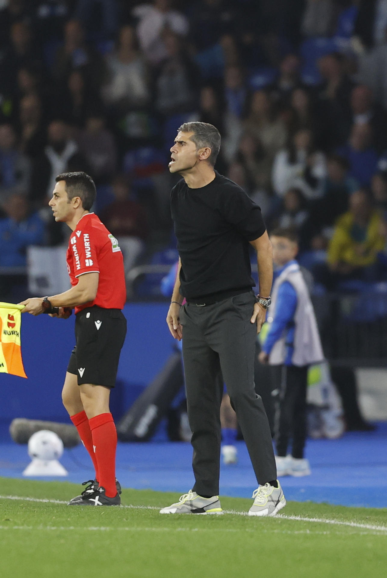 El técnico del Deportivo de la Coruña, Antonio Hidalgo, durante el partido de la jornada 9 de LaLiga que Deportivo de A Coruña y Levante UD disputaron este viernes en el estadio de Riazor. EFE/ Cabalar