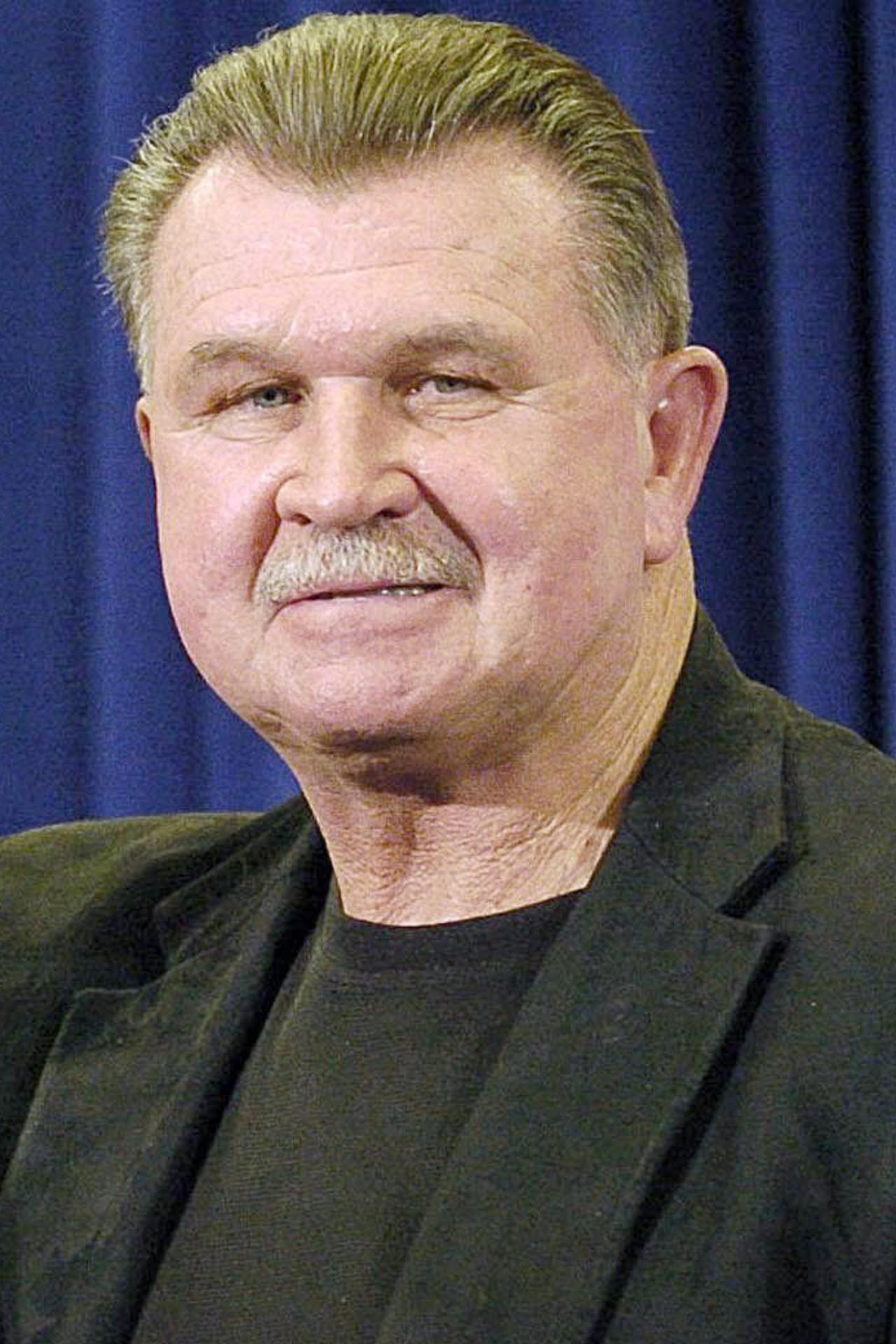 Fotografía de archivo del 28 de enero de 2004 Mike Ditka, leyenda de la NFL que conquistó un 'Super Bowl' como jugador y otro como entrenador, y fue el primer 'tight end' en entrar en el Salón de la Fama, quien falleció este viernes a los 86 años de edad, según anunció su familia. EFE/ Rhona Wise/ ARCHIVO