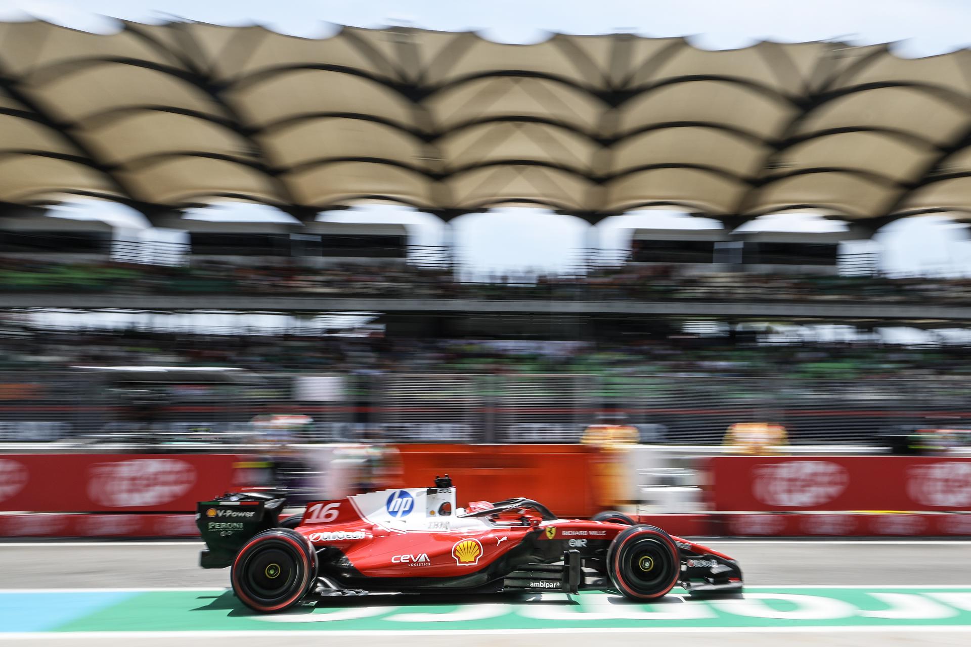 El piloto monegasco Charles Leclerc (Ferrari), durante los entrenamientos de este viernes para el Gran Premio de Fórmula Uno de Baréin, que se disputa en Sepang (Malasia). EFE/ FAZRY ISMAIL