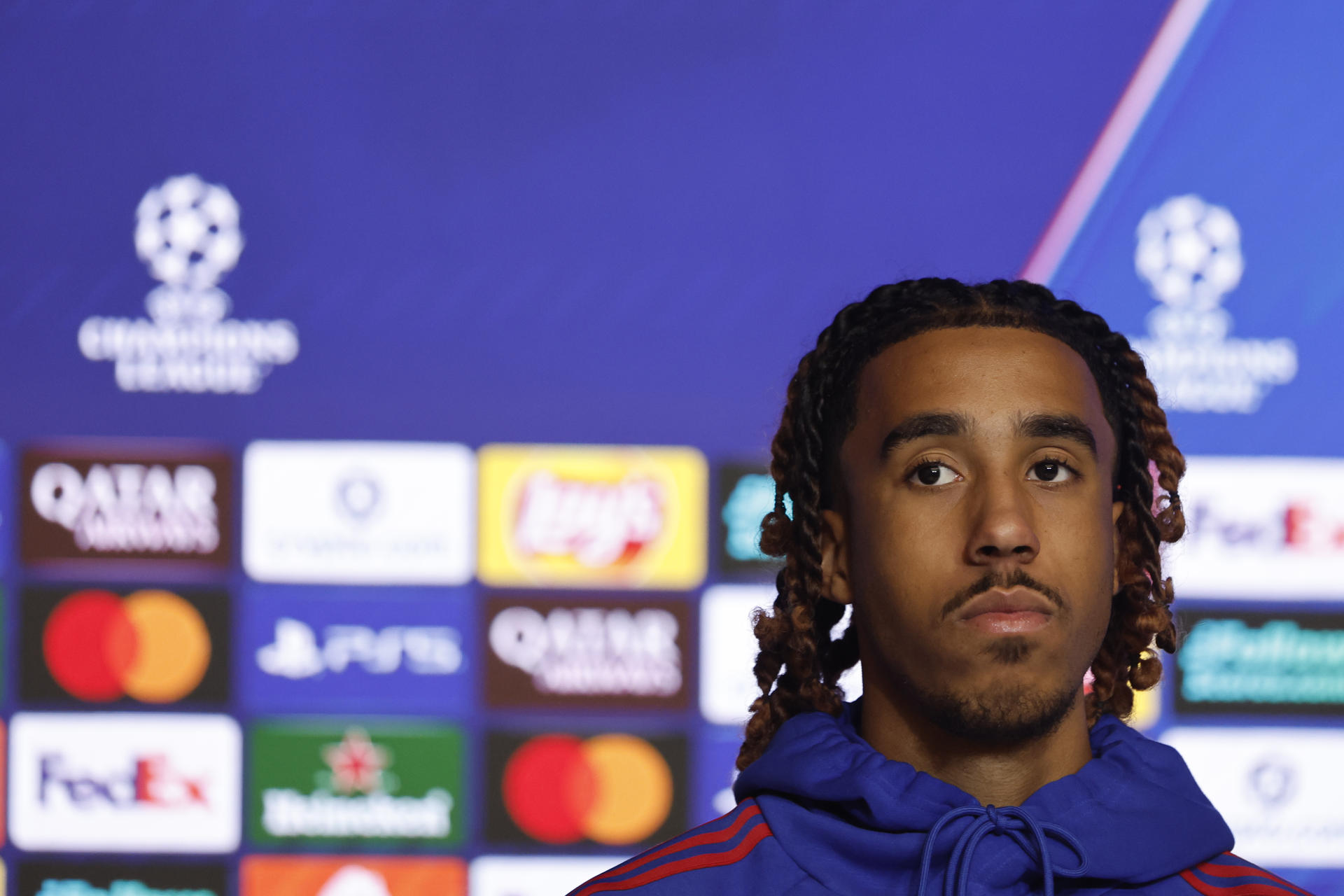 Yoro, en la rueda de prensa de este lunes en el estadio Metropolitano. EFE/ Sergio Pérez