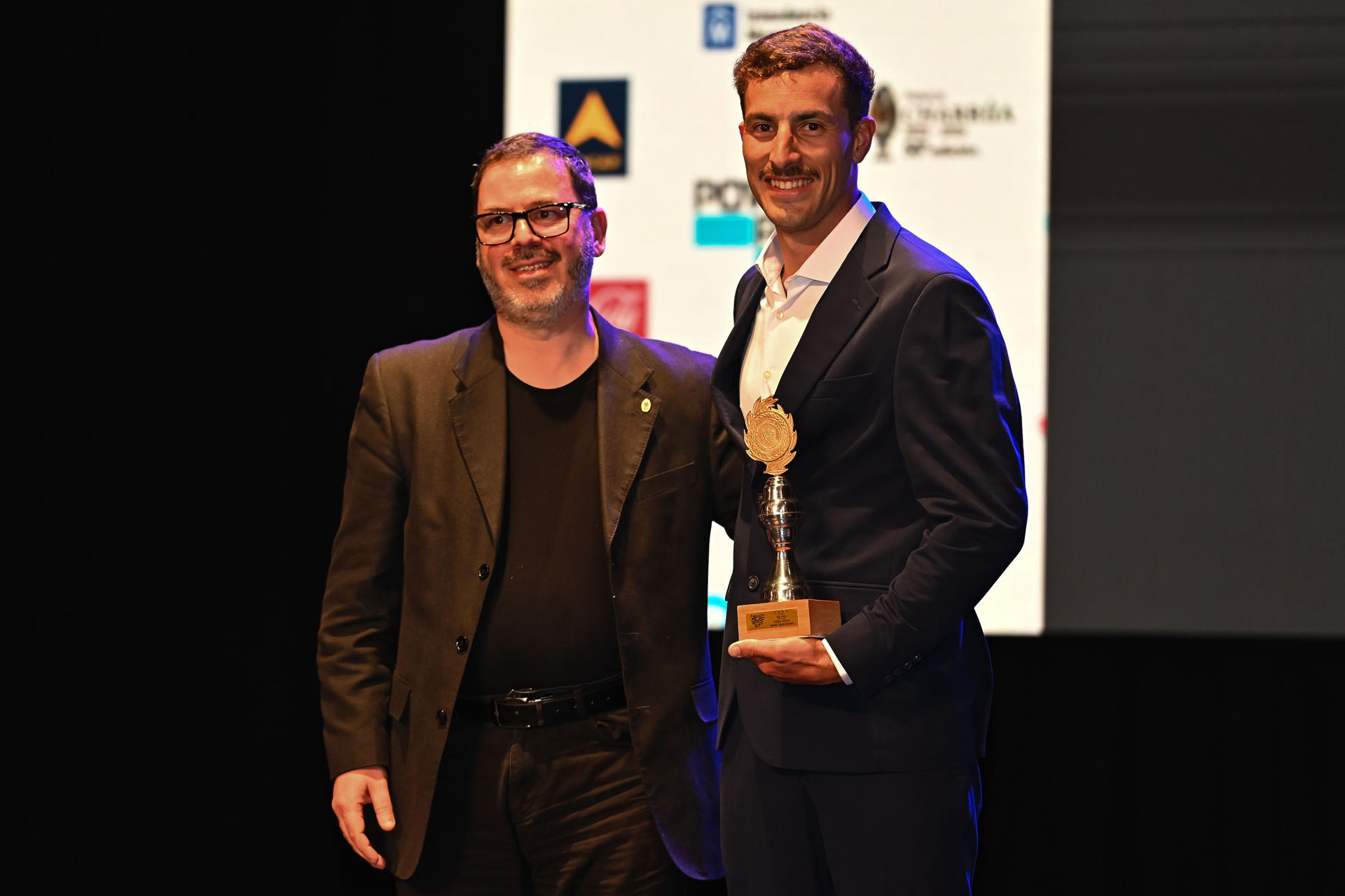 El directivo del Círculo de Periodistas Deportivos del Uruguay (CPDU), Martín Cardoner (i), posa junto al remero Felipe Klüver, ganador del Charrúa de Oro a mejor deportista de la temporada, en la edición 53 de los premios otorgados por el CPDU, este lunes en San José (Uruguay). EFE/ Federico Gutiérrez