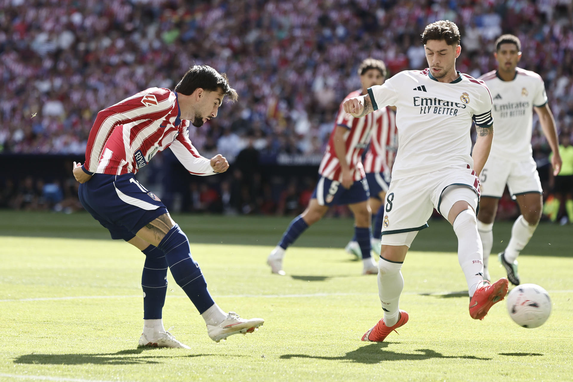 Valverde, en una foto de archivo del último derbi entre el Atlético y el Real Madrid. EFE/ Sergio Pérez