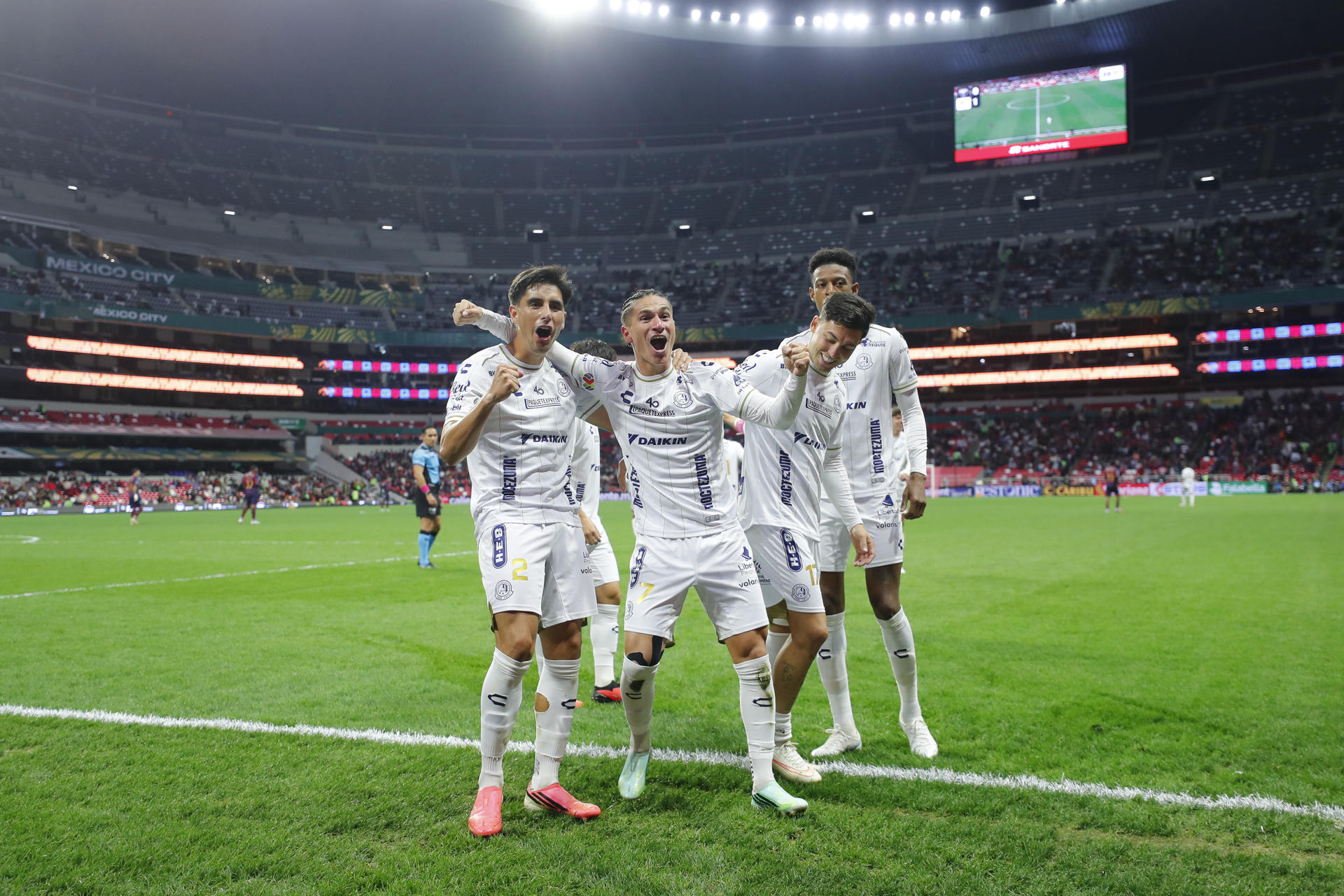 Benjamín Galdames (c), de San Luis, celebra un gol durante el partido de la Liga MX entre su equipo y el Atlante este sábado. EFE/ Isaac Esquivel