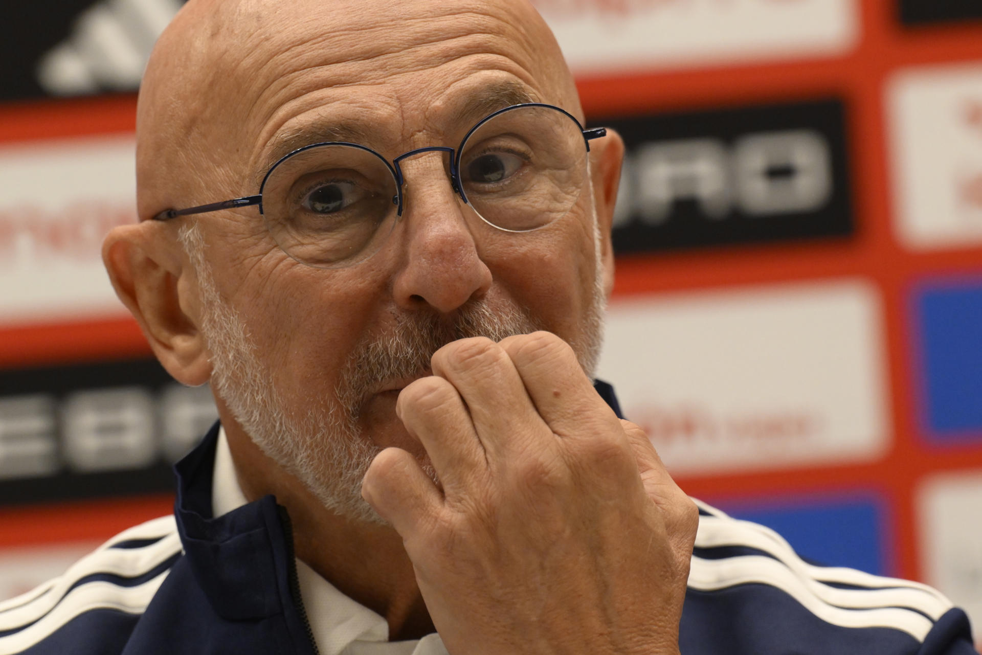 El seleccionador español Luis de la Fuente, durante la rueda de prensa de la selección española para hablar del partido de la Liga de Naciones frente a la de República Checa en el estadio Carlos Tartiere de Oviedo. EFE/Eloy Alonso