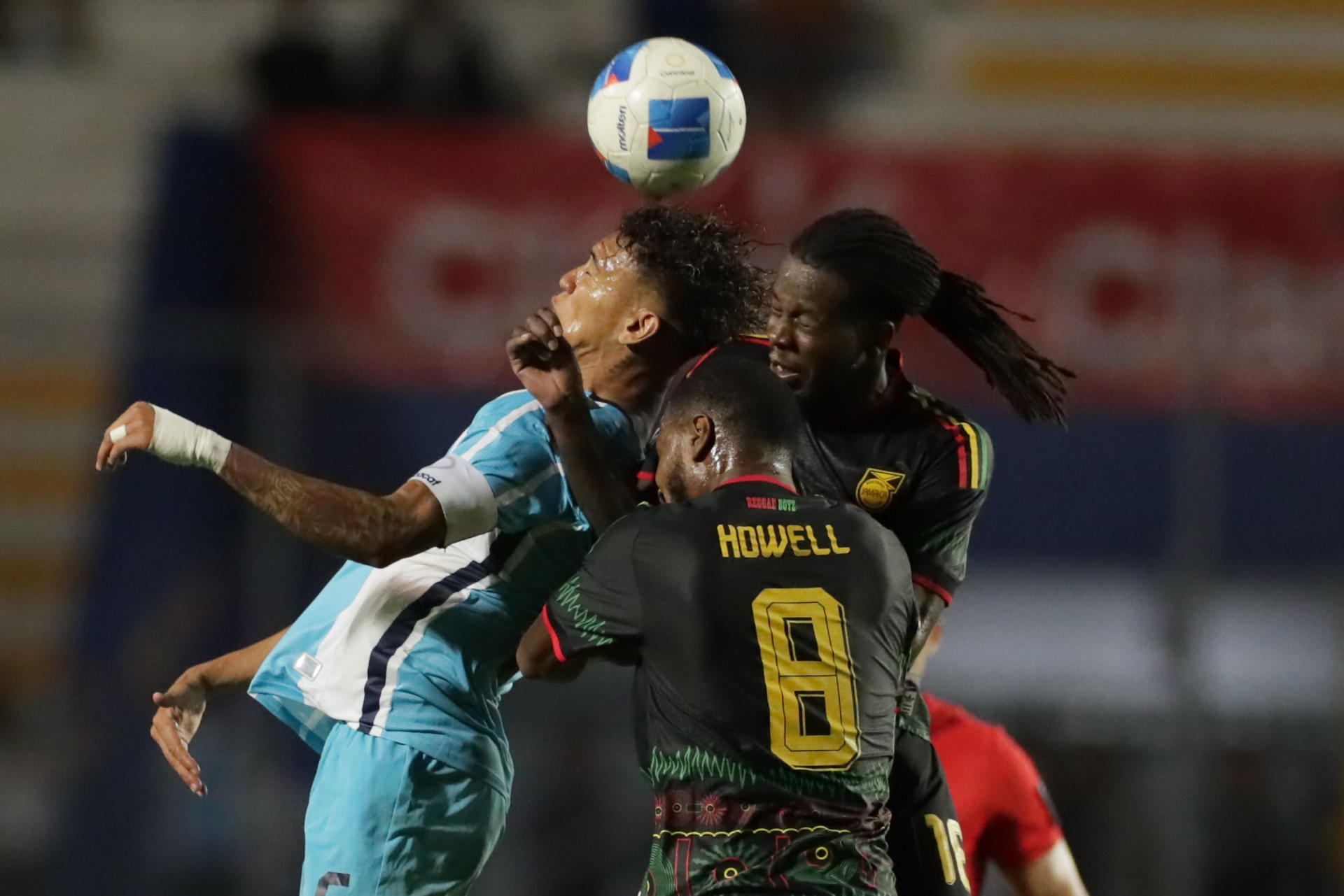 Kervin Arriaga (i), de Honduras, disputa el balón con Karoy Anderson (d), de Jamaica, en un partido de la Liga de Naciones de la Concacaf entre Honduras y Jamaica en el estadio Nacional Chelato Ucles, en Tegucigalpa (Honduras). EFE/ Gustavo Amador