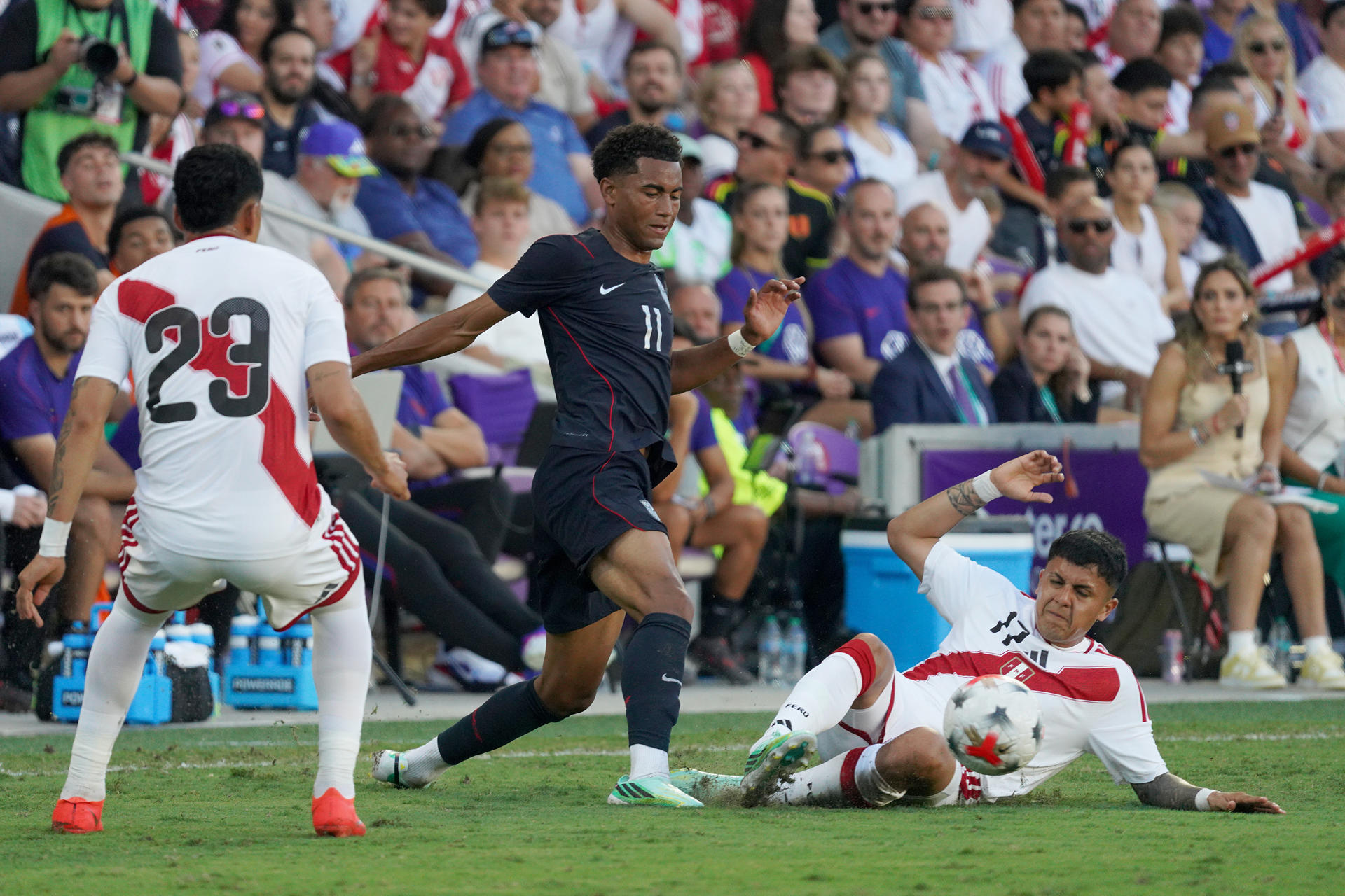 Zavier Gozo (c), jugador de Estados Unidos , en un amistoso del pasado septiembre ante Perú en el estadio Inter&Co en Orlando (EE.UU.). EFE/Kenneth Fernández