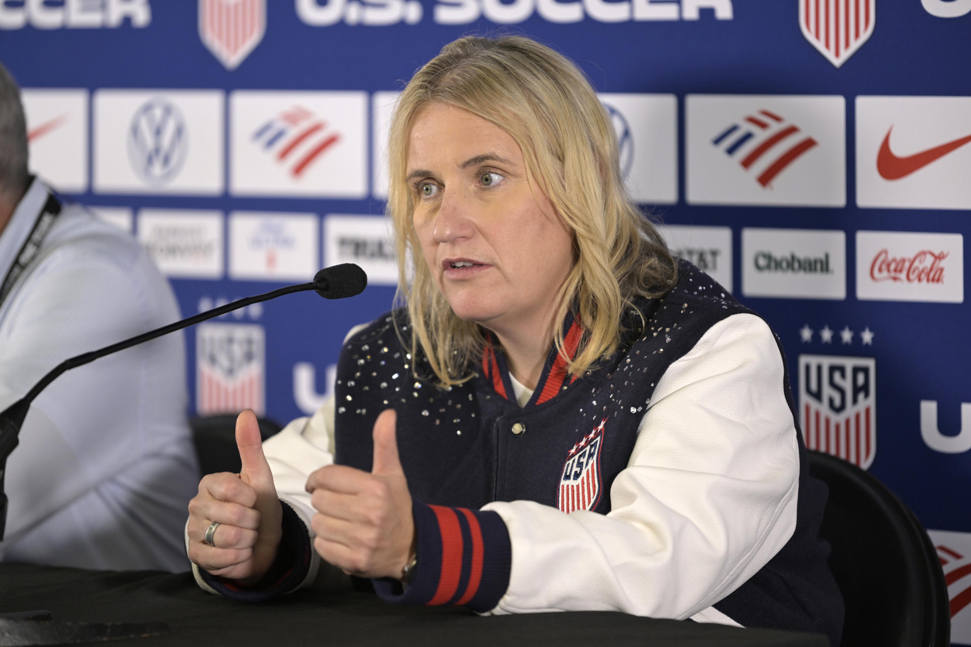 La seleccionadora de Estados Unidos, Emma Hayes, apuntó este sábado errores de sus pupilas en el partido amistoso que perdieron ante España por 0-2 en el estadio Audi Field en Washington. EFE/ Lenin Nolly