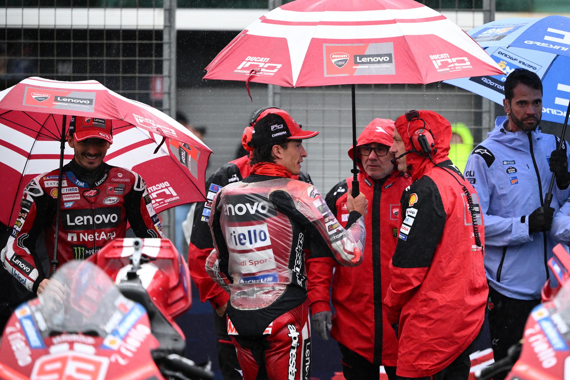 PHILLIP ISLAND (Australia), 25/10/2026.- El español Marc Marquez (L) de Ducati después de que el Gran Premio de Australia fuera cancelado por las malas condiciones meteorológicas en el circuito de Phillip Island. EFE/EPA/JOEL CARRETT AUSTRALIA AND NEW ZEALAND OUT EDITORIAL USE ONLY EDITORIAL USE ONLY