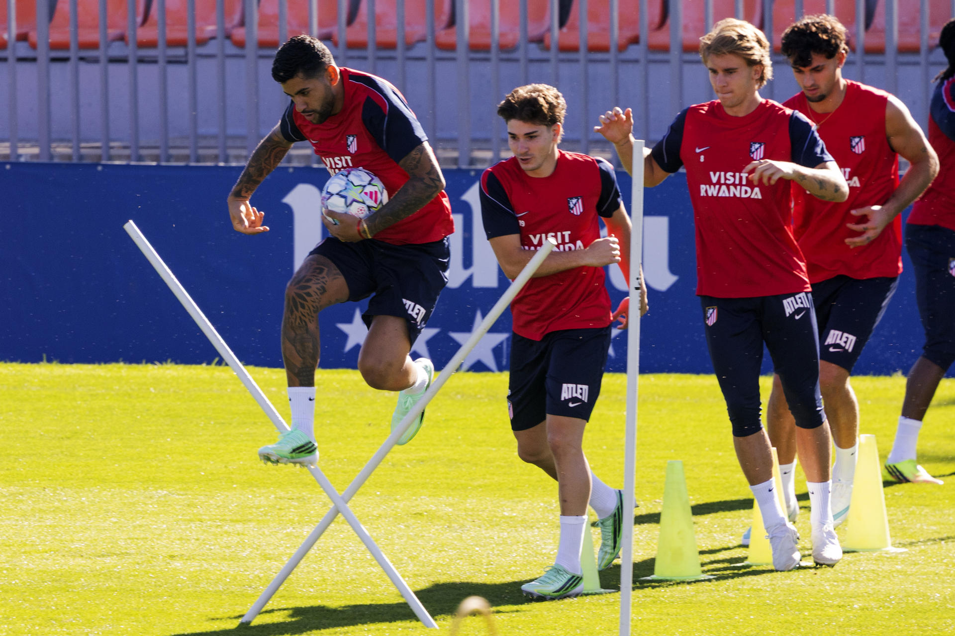 I a d: Los jugadores del Atlético de Madrid Cuti Romero, Julián Alvarez, Pablo Barrios y Marc Pubill, durante el entrenamiento en la Ciudad Deportiva de Majadahonda, Madrid, previo al partido de Liga de Campeones de mañana martes contra el Manchester United.- EFE/ Sergio Pérez