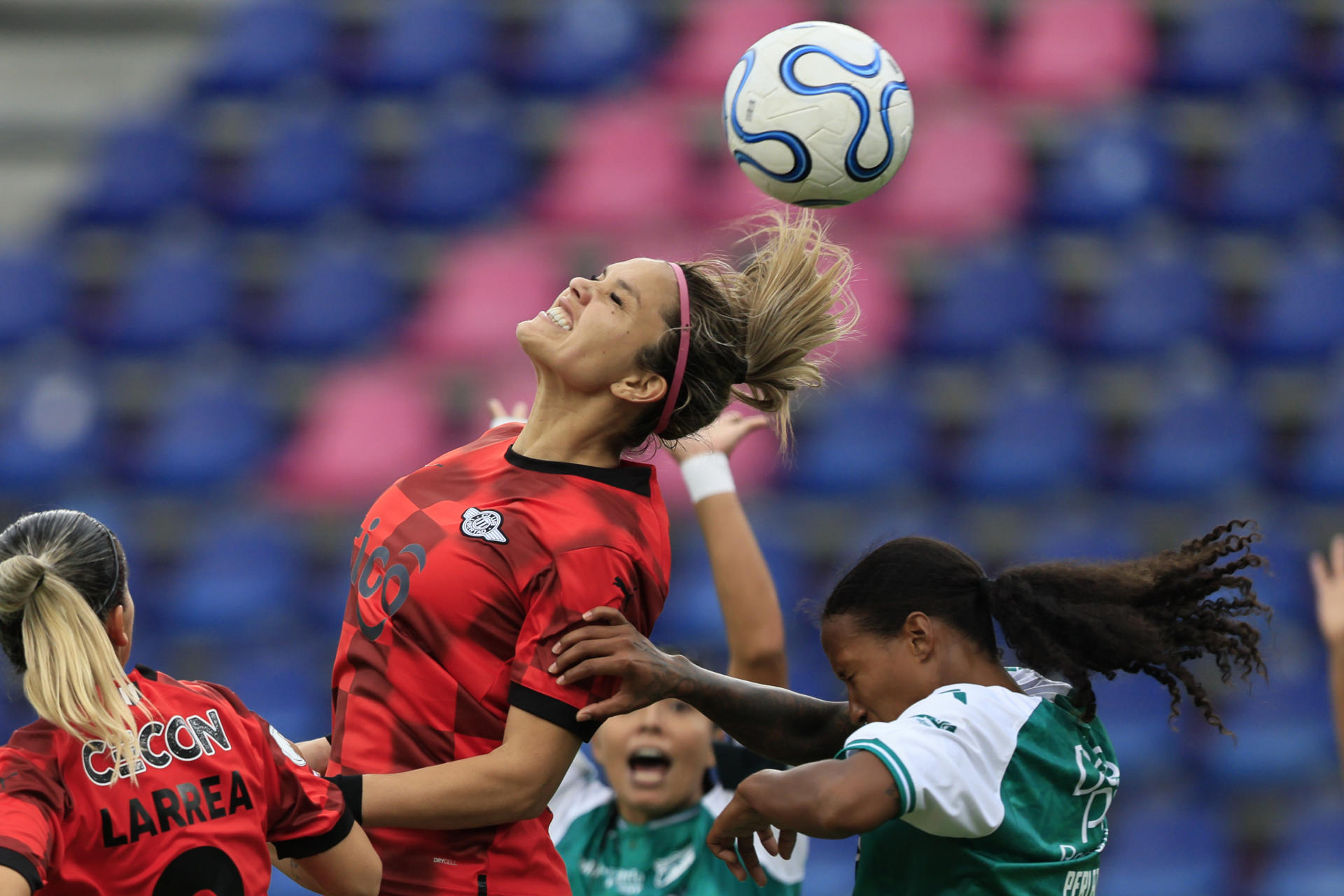 Paola Genes (i), de Libertad, cabecea el balón este viernes, en un partido del grupo D de la Copa Libertadores Femenina ante Deportivo Cali en el estadio Banco Guayaquil, en Quito (Ecuador). EFE/José Jácome