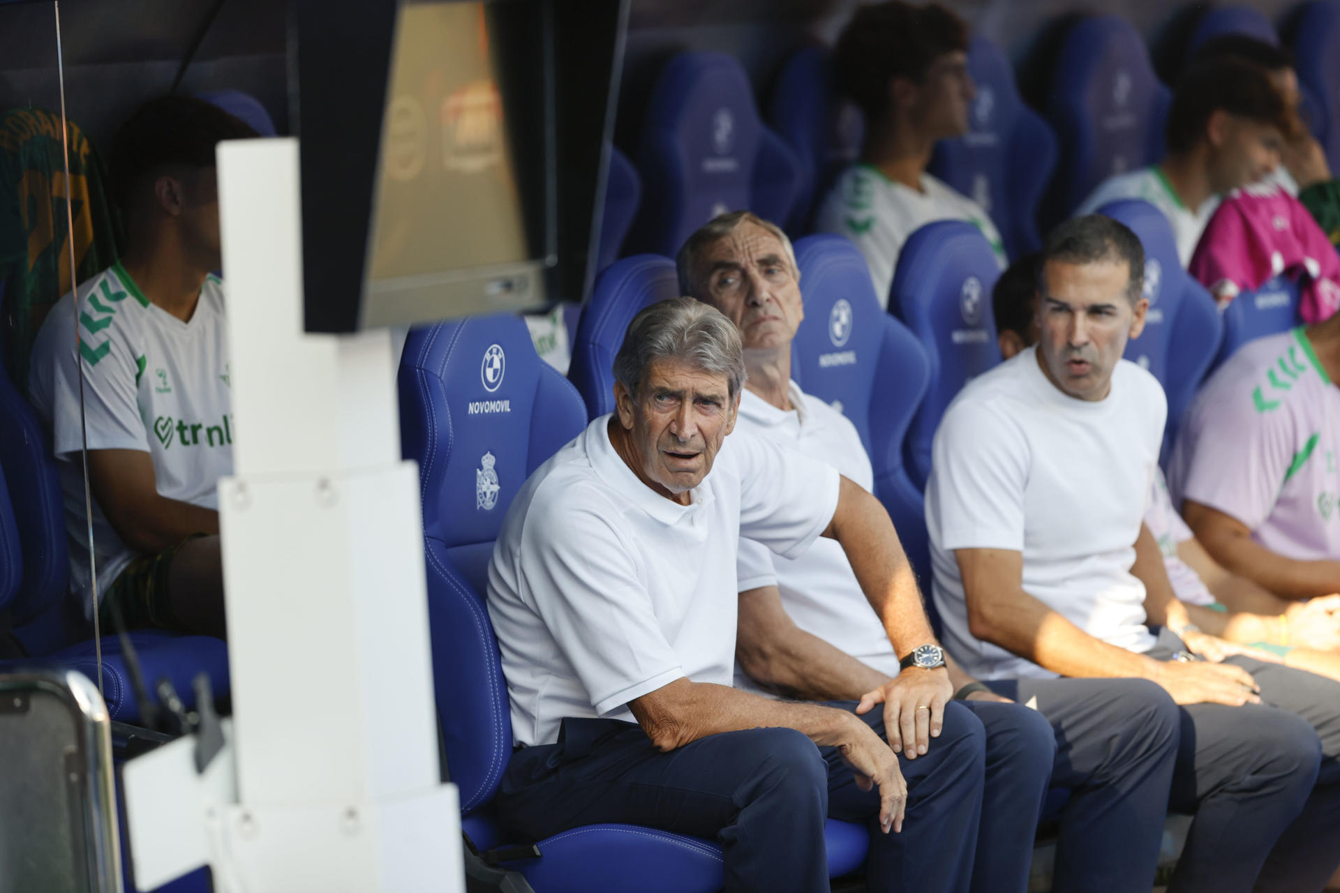 Fotografía del pasado 20 de septiembre, en la que puede verse al entrenador del Betis, Manuel Pellegrini, durante un partido. EFE/ Cabalar