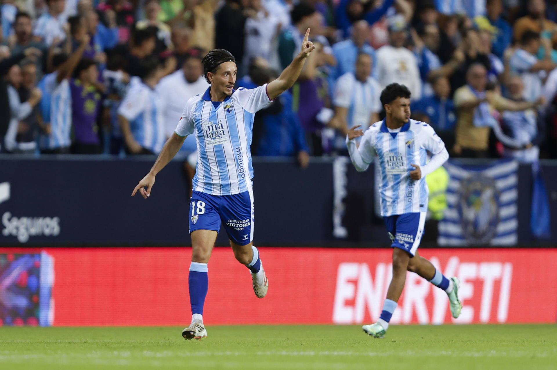 El Málaga es el único equipo de Primera división que aún no ha ganado. En la imagen, Pablo Martínez celebra un gol ante la Real Sociedad.EFE/ Jorge Zapata
