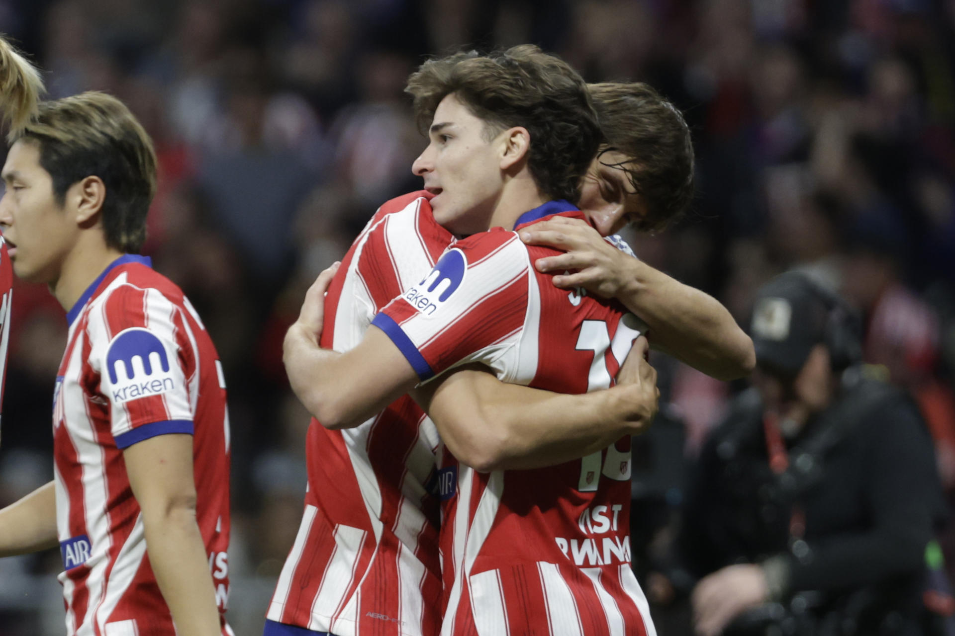 El delantero argentino del Atlético de Madrid, Julián Álvarez, celebra el primer gol de su equipo durante el encuentro correspondiente a la Liga EA Sports que disputaron este sábado Atlético de Madrid y Deportivo de la Coruña en el estadio Metropolitano, en Madrid. EFE / Juanjo Martín.