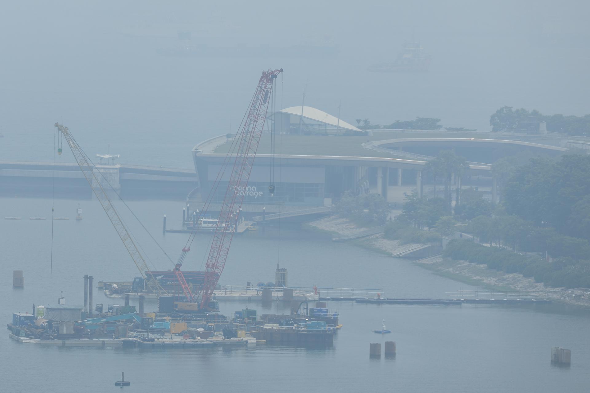 Imagen de la bruma instalada este sábado sobre el circuito urbano de Marina Bay, donde se disputa este fin de semana el Gran Premio de Singapur de Fórmula Uno. EFE/ FAZRY ISMAIL