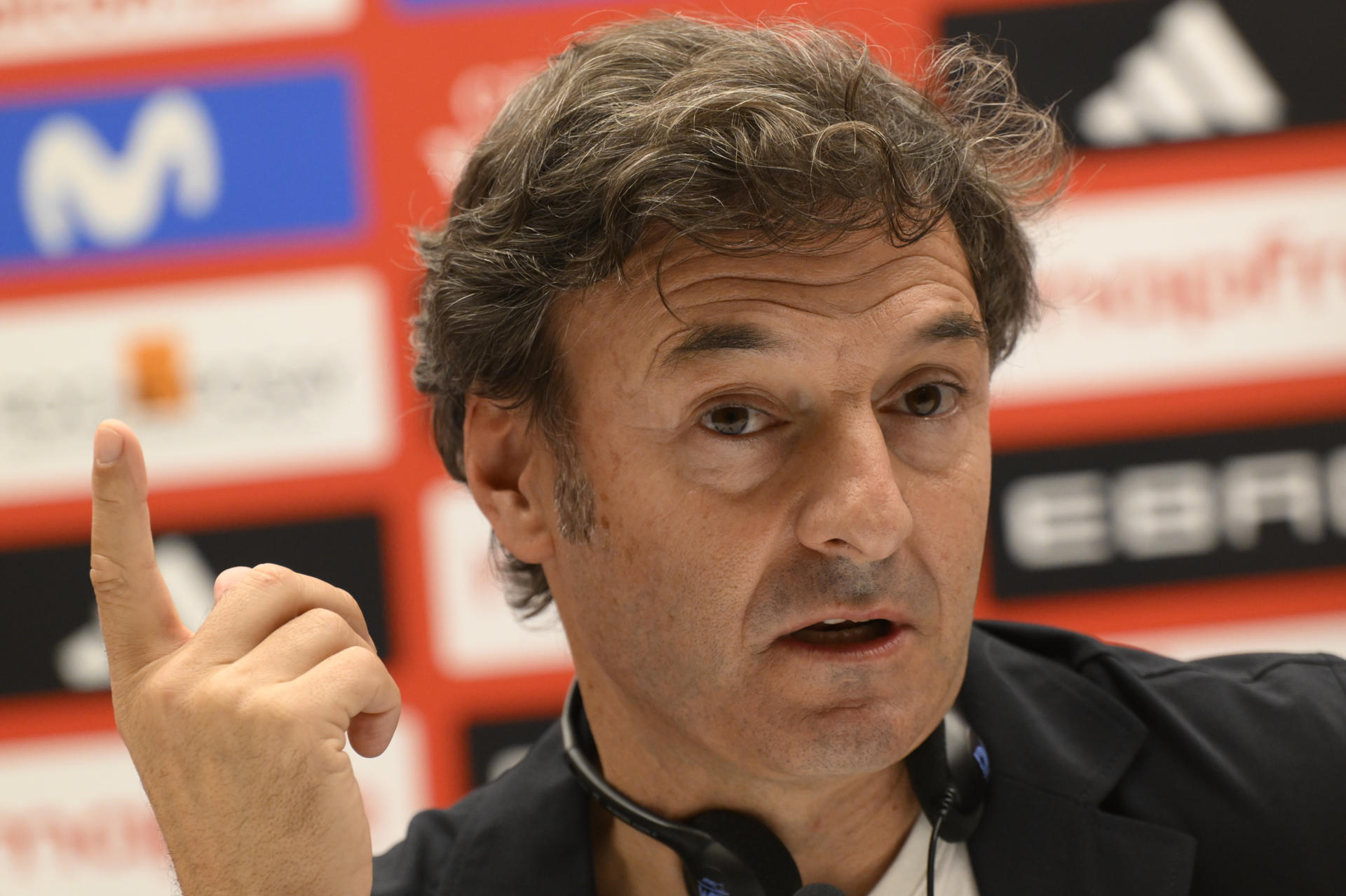 El seleccionador de la República Checa, el español Santi Denia, durante la rueda de prensa para hablar del partido de la Liga de Naciones frente a la de España mañana en el estadio Carlos Tartiere de Oviedo. EFE/Eloy Alonso