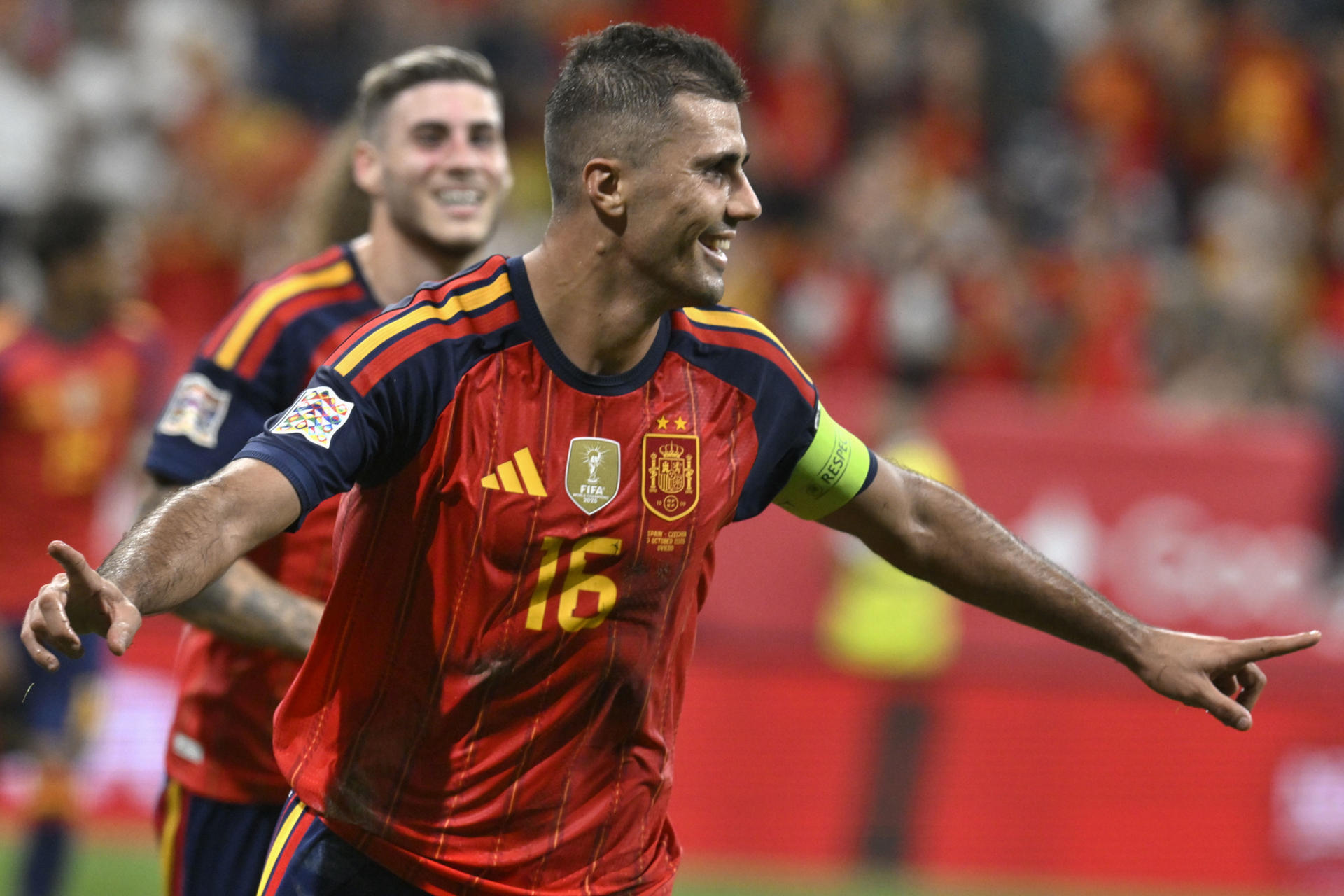 El centrocampista de la selección española, Rodrigo, celebra el segundo gol del combinado español durante el partido de la Liga de Naciones de fútbol entre España y República Checa, en el estadio Carlos Tartiere de Oviedo. EFE/Eloy Alonso