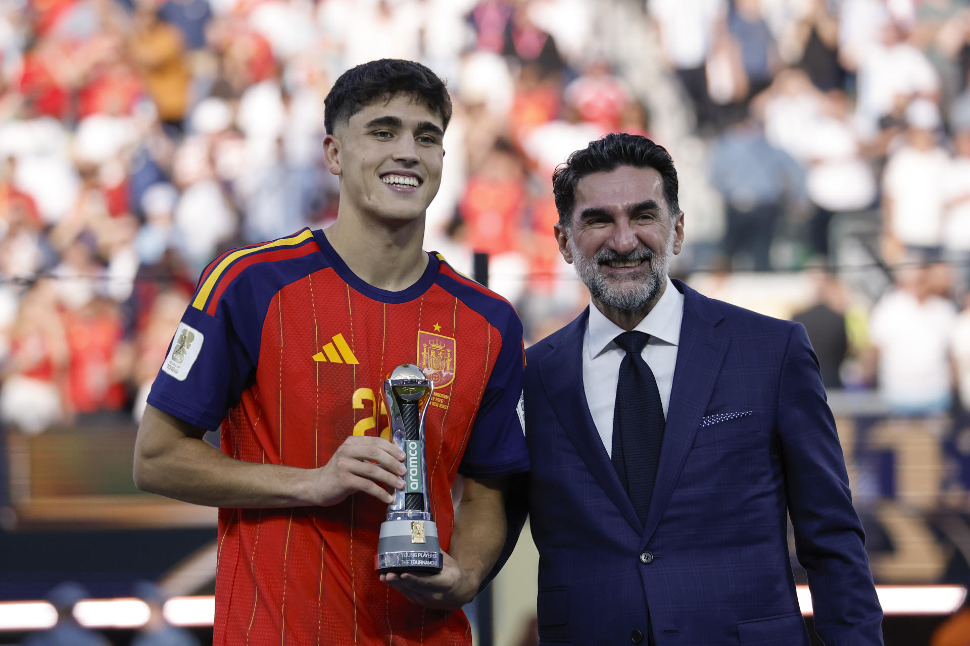 Pau Cubarsí de España posa este domingo, en las premiaciones del Mundial de la FIFA 2026 tras la final entre España y Argentina en el estadio MetLife en East Rutherford (NJ, EE.UU.).en foto de archivo de Lavandeira. EFE