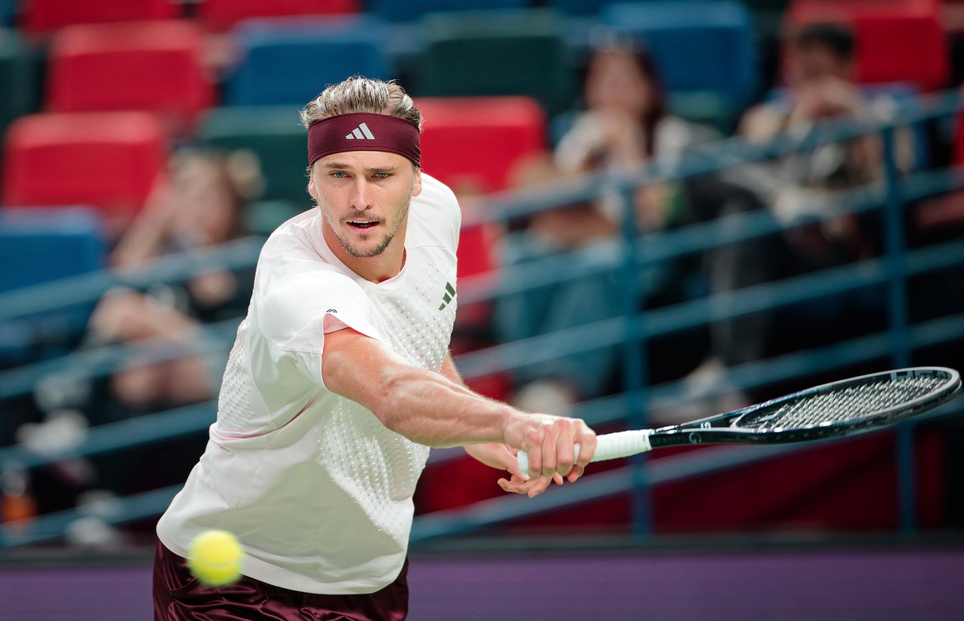 El alemán Alexander Zverev, en acción durante su partido contra Alexander Bublik de Kazajistán en el Masters de Shanghái. EFE/EPA/ALEX PLAVEVSKI