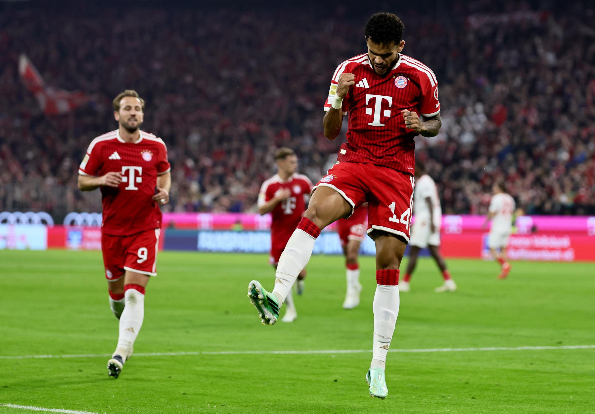 El extremo colombiano Luis Diaz celebra el 1-0 durante el partido de la Bundesliga que han jugado FC Bayern Munich y RB Leipzig en Múnich, Alemania. EFE/EPA/RONALD WITTEK .