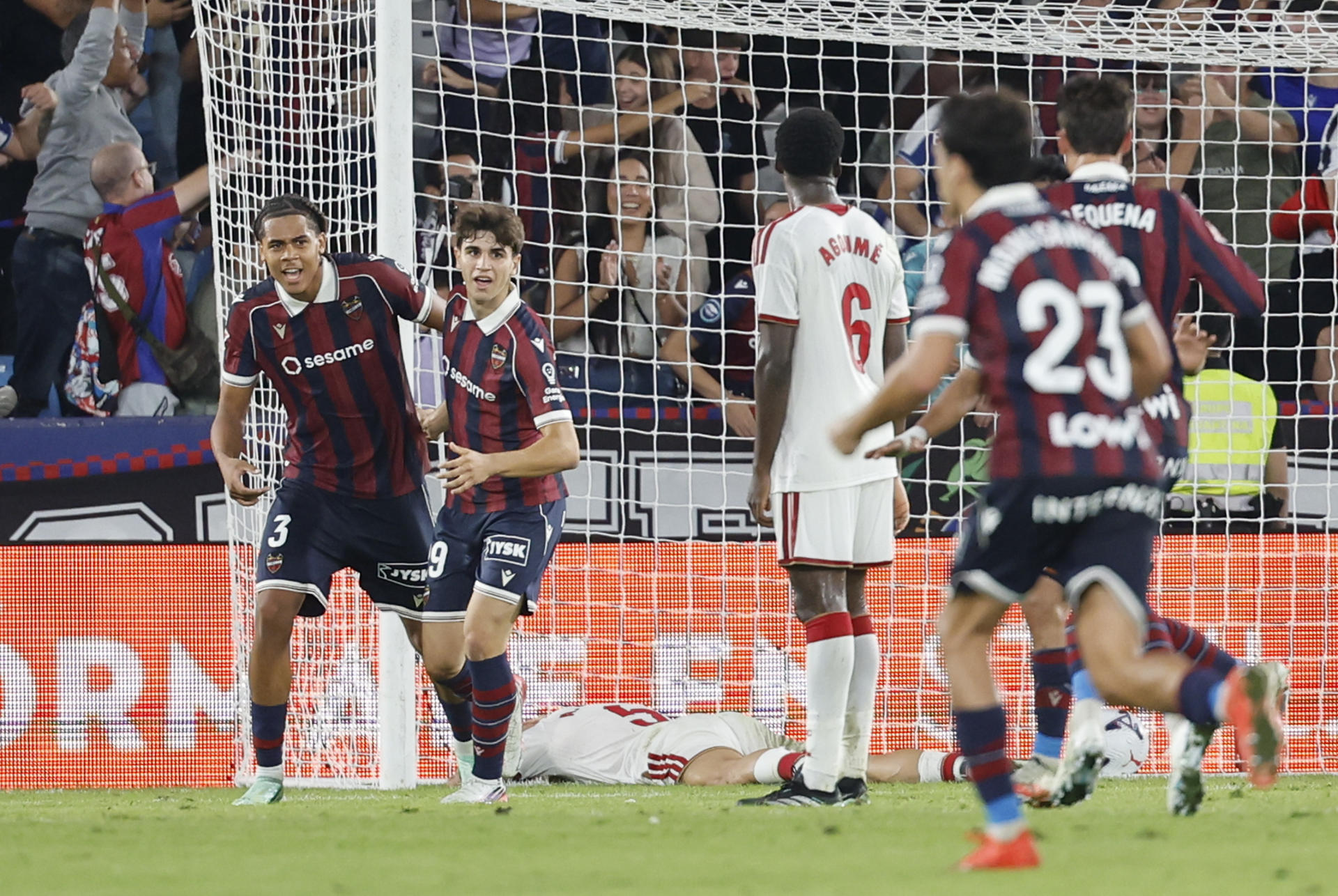 El defensa del Levante Ifeanyi Ndukwe (i) celebra tras marcar el 3-3, durante el partido correspondiente a la octava jornada de LaLiga EA Sports que UD Levante y Sevilla FC han disputado este lunes en el estadio Ciutat de Valencia. EFE/Ana Escobar