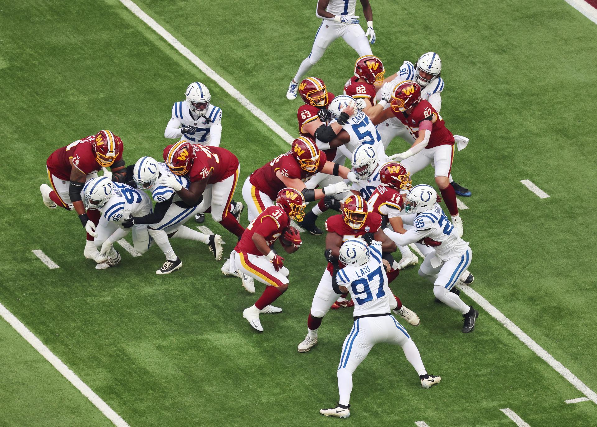 Jugadores de Washington Commanders'y Indianapolis Coltsen Londres, Reino Unido. EFE/EPA/ANDY RAIN