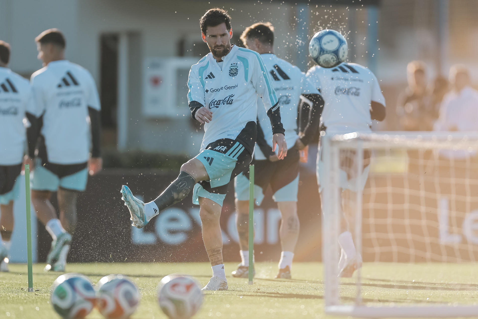 Lionel Messi, de Argentina, participa en un entrenamiento en Ezeiza (Argentina). Argentina se prepara para despedir de la selección a Messi con una serie de homenajes dentro y fuera del estadio Monumental, al tiempo que se despliegan distintas iniciativas de los aficionados para rendir tributo al capitán tras 21 años de trayectoria con la Albiceleste. EFE/ Juan Ignacio Roncoroni
