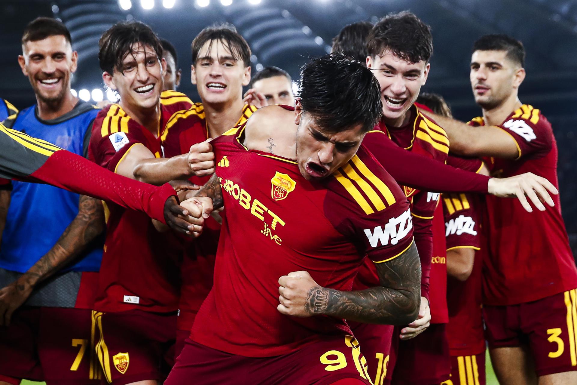 El jugador del Roma Santiago Castro celebra el 1-0 durante el partido de la Serie A que han jugado AS Roma y Genoa CFC en el Olímpico stadium de Roma. EFE/EPA/ANGELO CARCONI