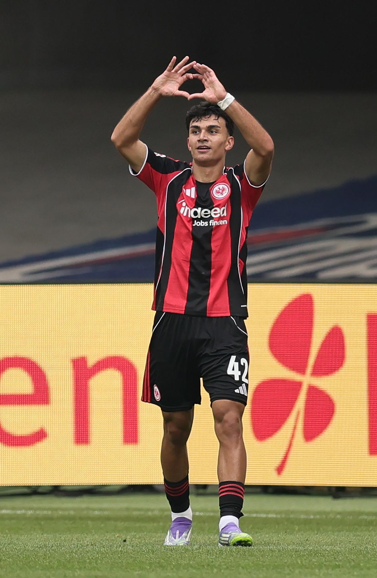 Fotografía de archivo del 23 de agosto de 2025 en la que se observa a Can Uzun, del Frankfurt, al celebrar tras marcar un gol durante el partido de fútbol de la Bundesliga alemana entre el Eintracht Frankfurt y el Werder Bremen en Frankfurt (Alemania). EFE/RONALD WITTEK