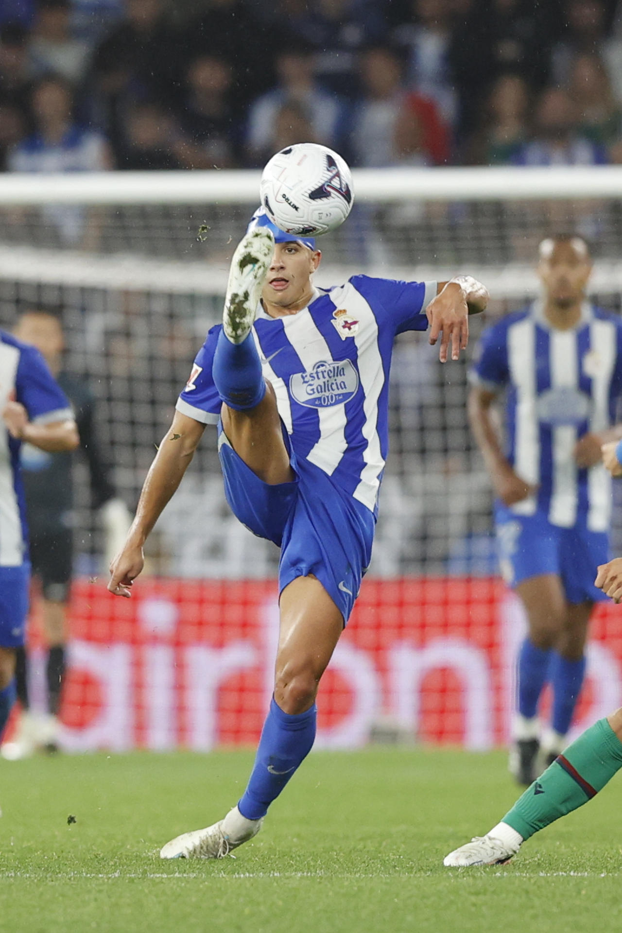 El delantero del Deportivo de La Coruña Yeremay Hernández, durante el partido de la jornada 9 de LaLiga que Deportivo de A Coruña y Levante UD disputaron este viernes en el estadio de Riazor. EFE/ Cabalar