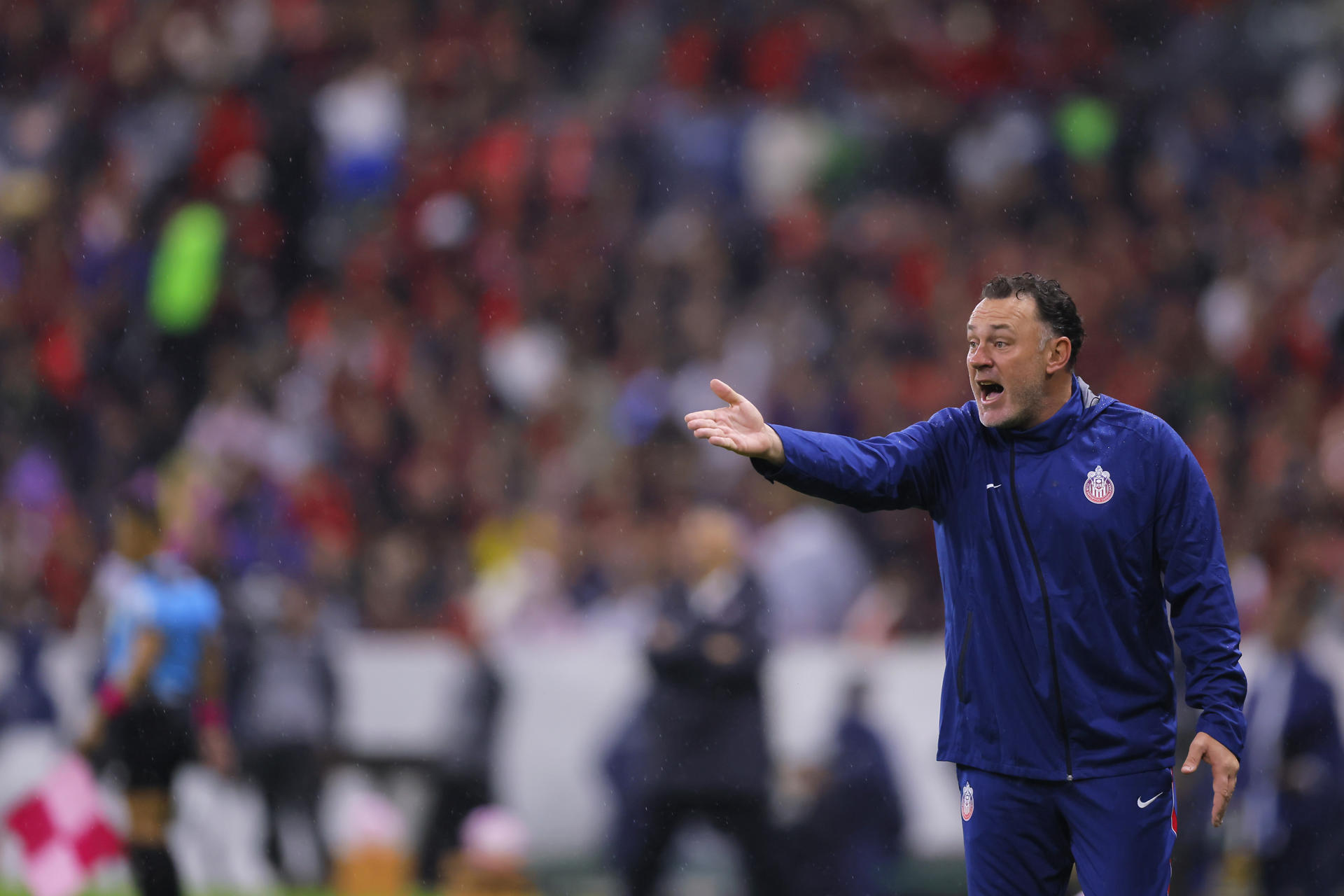 El entrenador de Guadalajara, Gabriel Milito, dirige este sábado, durante un partido de la Liga MX entre Atlas y Guadalajara en el estadio Jalisco, en Guadalajara (México). EFE/ Francisco Guasco
