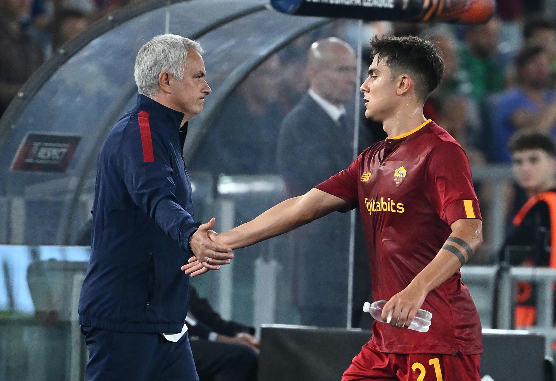 Foto de archivo del 06/10/2022, de Jose Mourinho saludando al argentino Paulo Dybala, durante su etapa como entrenador del Roma. EFE/EPA/ETTORE FERRARI