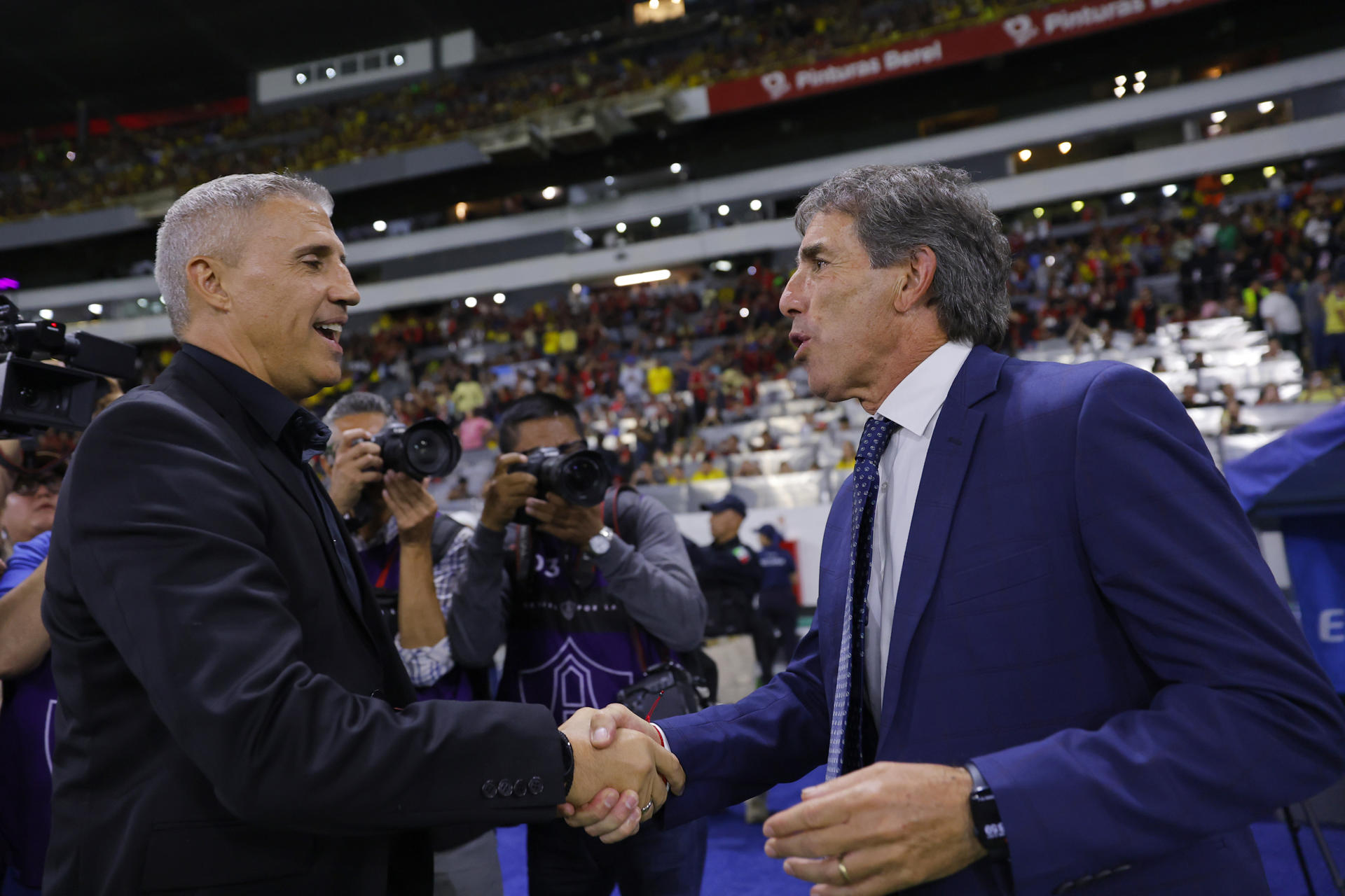 El entrenador de Atlas Hernán Crespo (i) saluda a su par de América Jorge Guillermo Almada este miércoles, durante un partido de la jornada 13 de la Liga MX entre Atlas y América en el Estadio Jalisco, en Guadalajara (México). EFE/ Francisco Guasco