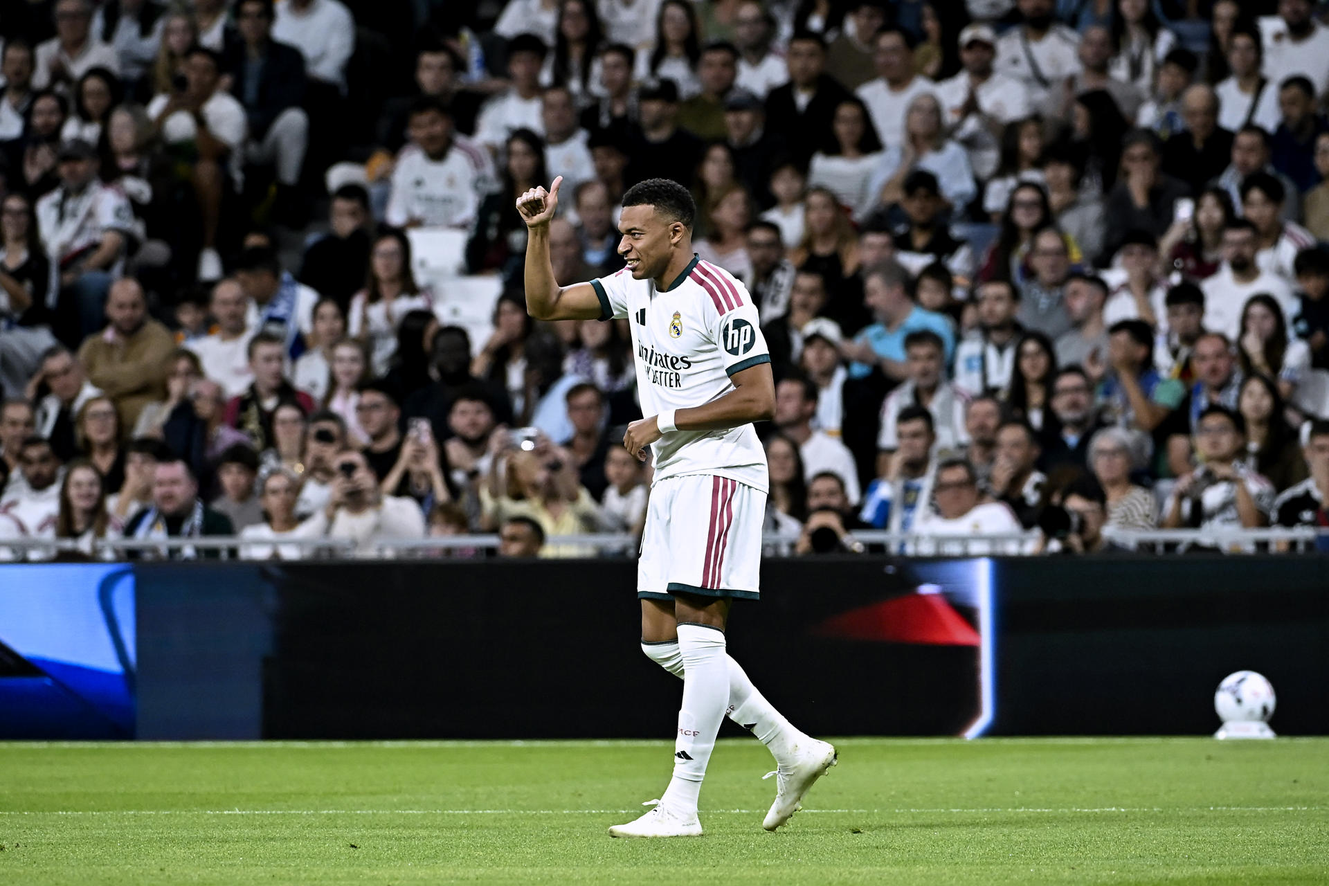 El delantero del Real Madrid Kylian Mbappé durante el partido de LaLiga de fútbol que Real Madrid y Villarreal CF disputaron en el estadio Santiago Bernabéu. EFE/Fernando Villar