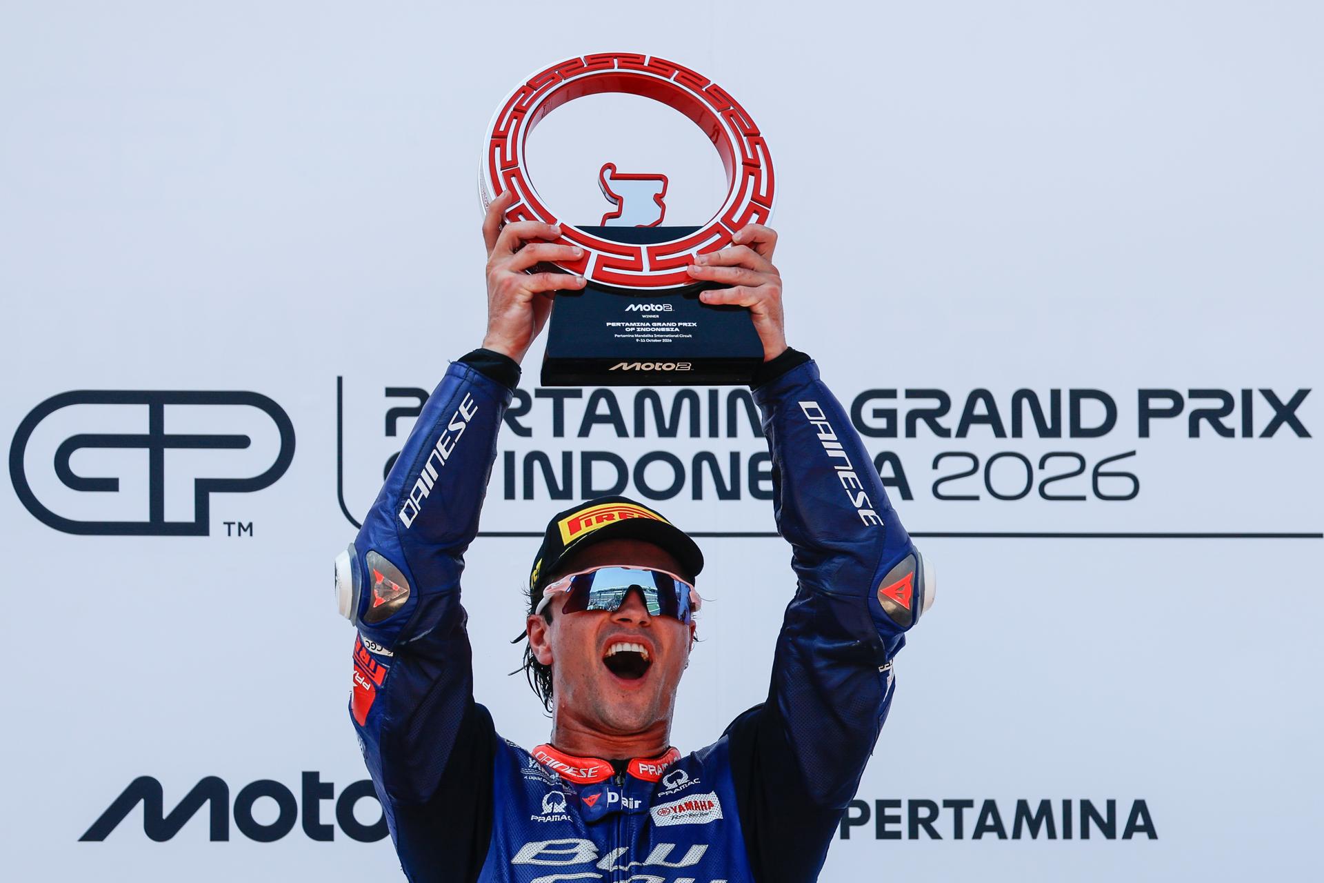Izan Guevara celebra su victoria en la prueba de Moto2 del GP de Indonesia, disputada en el circuito de Mandalika. EFE/EPA/MAST IRHAM