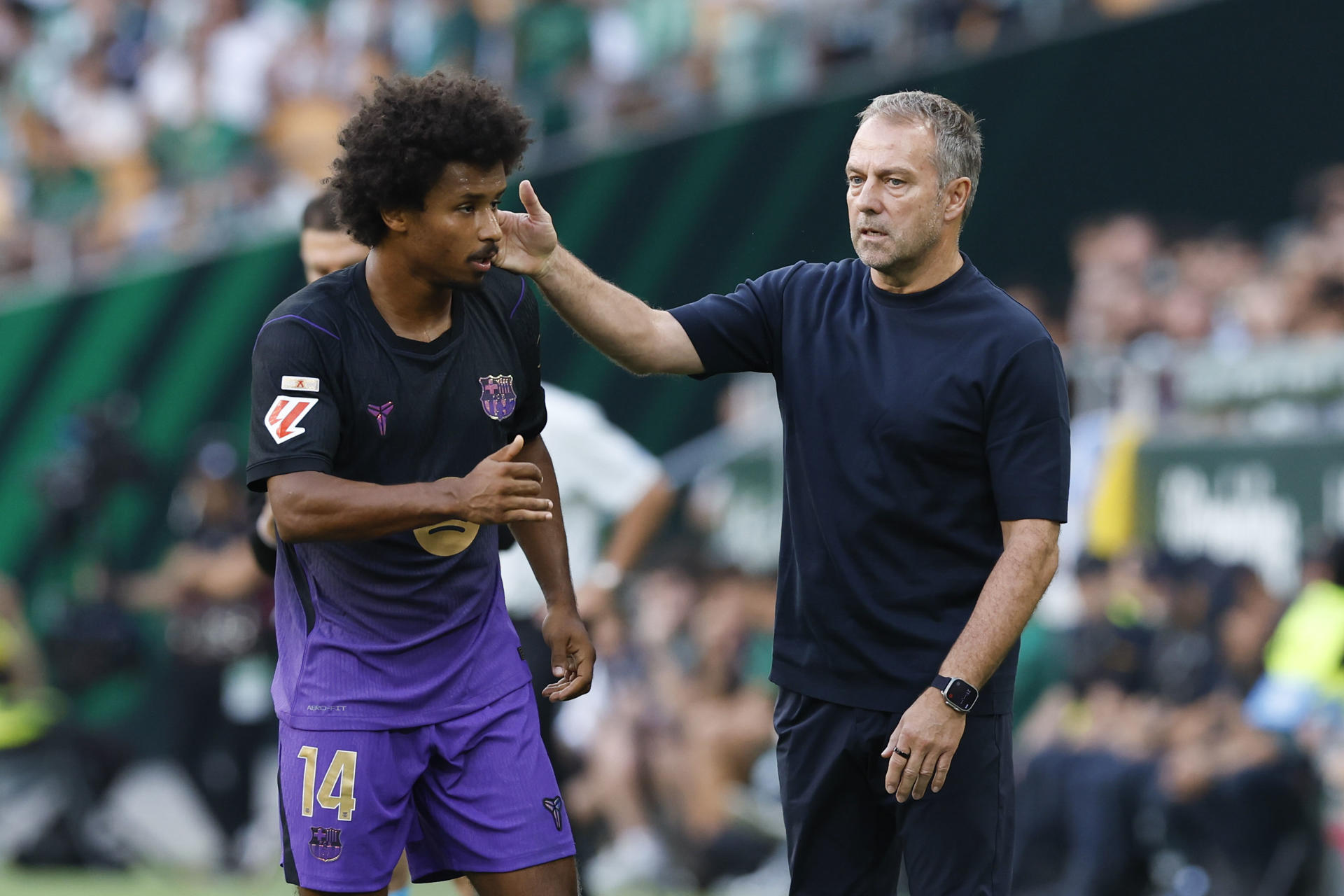 El entrenador del Barcelona Hans-Dieter Flick, durante el partido de la jornada 9 de LaLiga EA Sports entre el Betis y el Barcelona, este sábado en el estadio La Cartuja de Sevilla.- EFE/ Julio Muñoz
