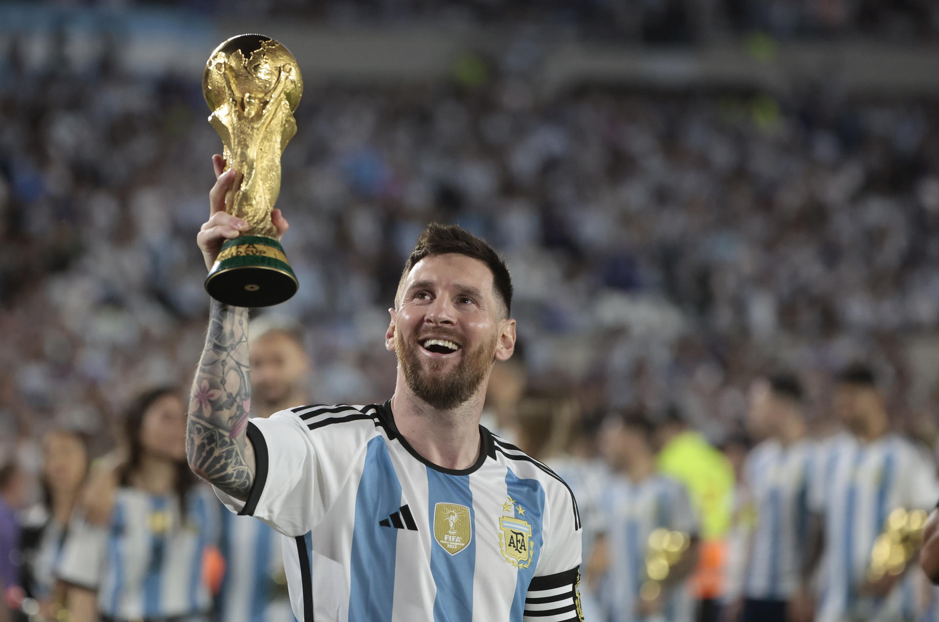 A 6 días de su despedida de la selección Argentina, este martes en Buenos Aires frente a Benín, Lionel Messi comienza a recibir homenajes dentro y fuera de la cancha. Archivo: EFE/Juan Ignacio Roncoroni
