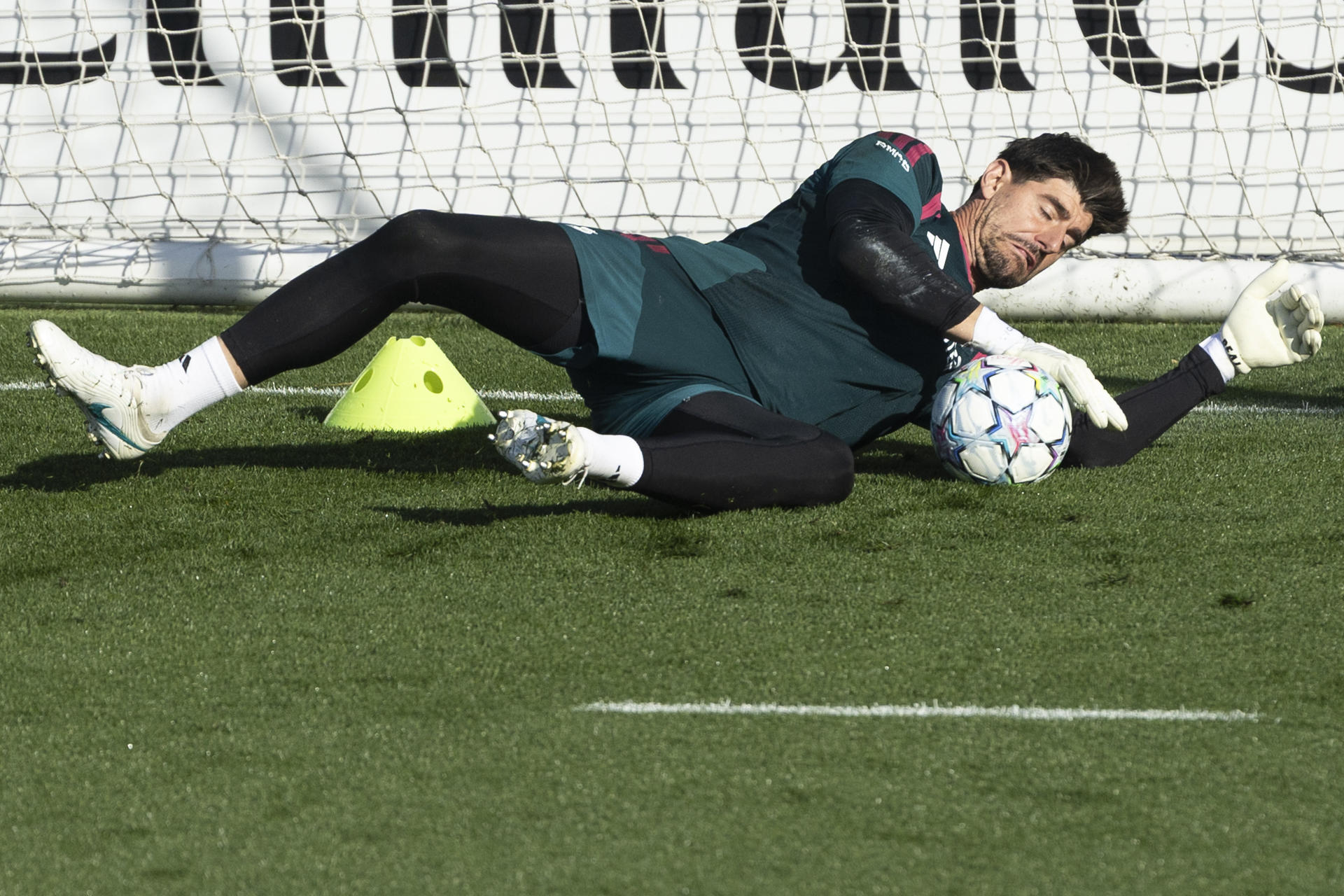 Fotografía del pasado 20 de octubre, en la que puede verse al portero del Real Madrid Thibaut Courtois, durante un entrenamiento. EFE/Sergio Pérez